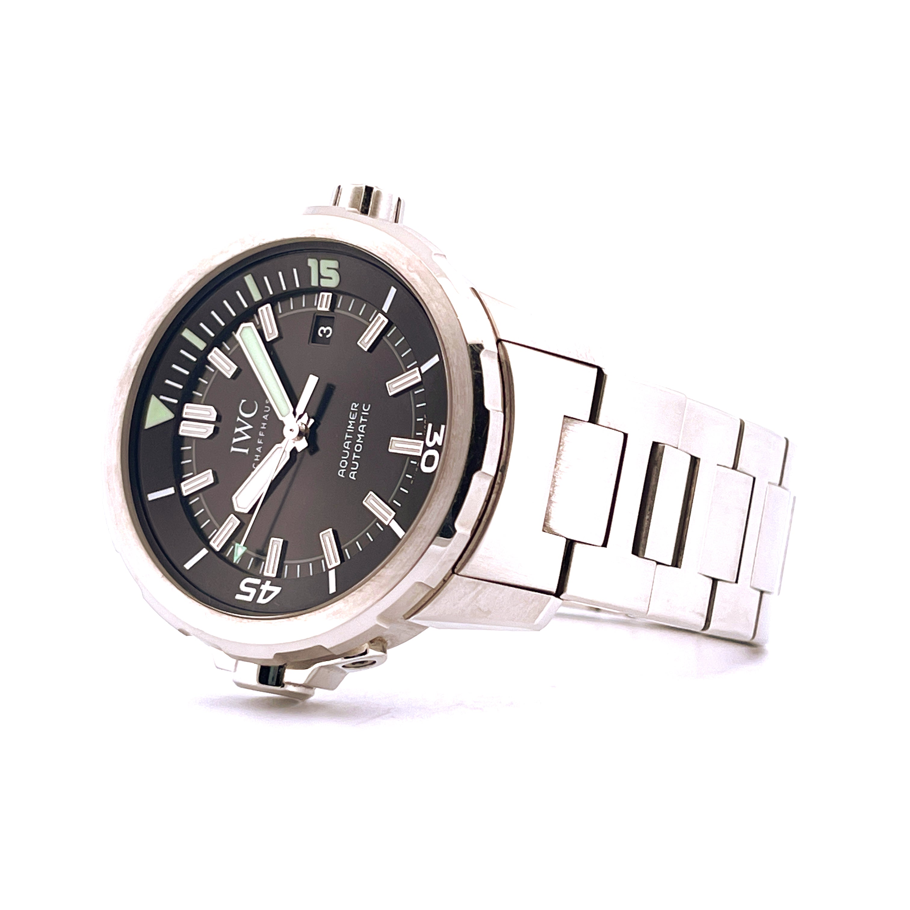 IWC Aquatimer Automatic Edelstahl-Taucheruhr mit schwarzem Zifferblatt und poliertem Metallband im Detail