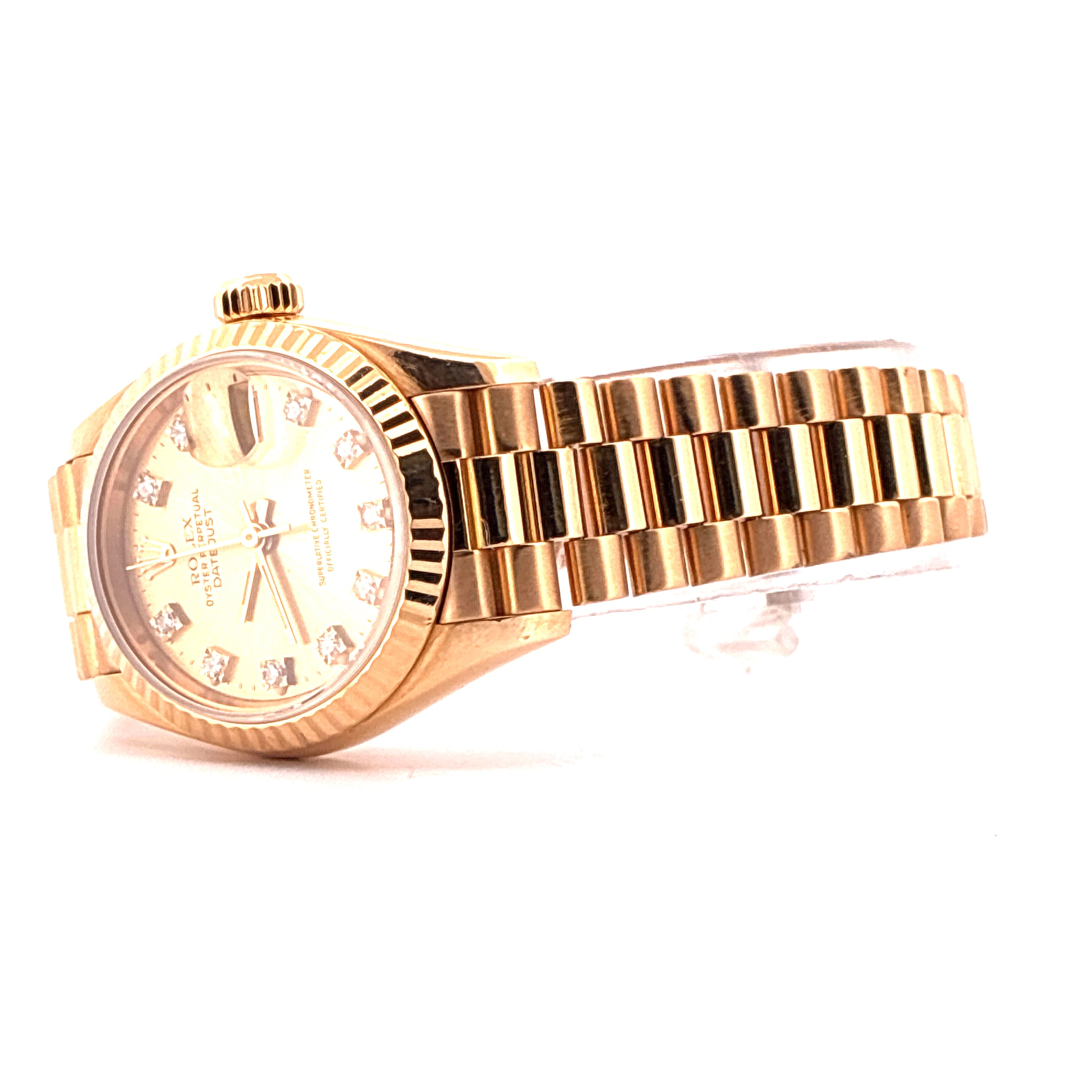 Rolex Lady-Datejust in Gold mit 10 Diamanten und Riffellünette auf weißem Hintergrund