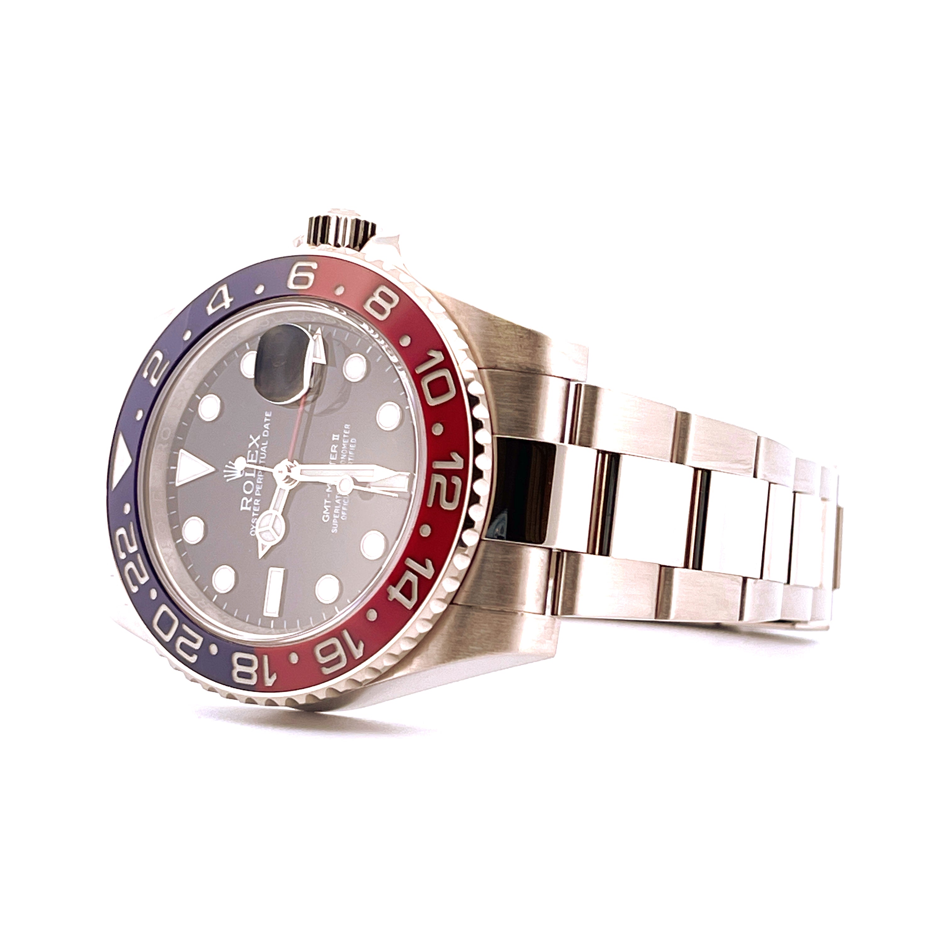 Rolex GMT-Master II im Detail seitlich, mit rot-blauer Lünette und Weißgoldarmband auf weißem Hintergrund
