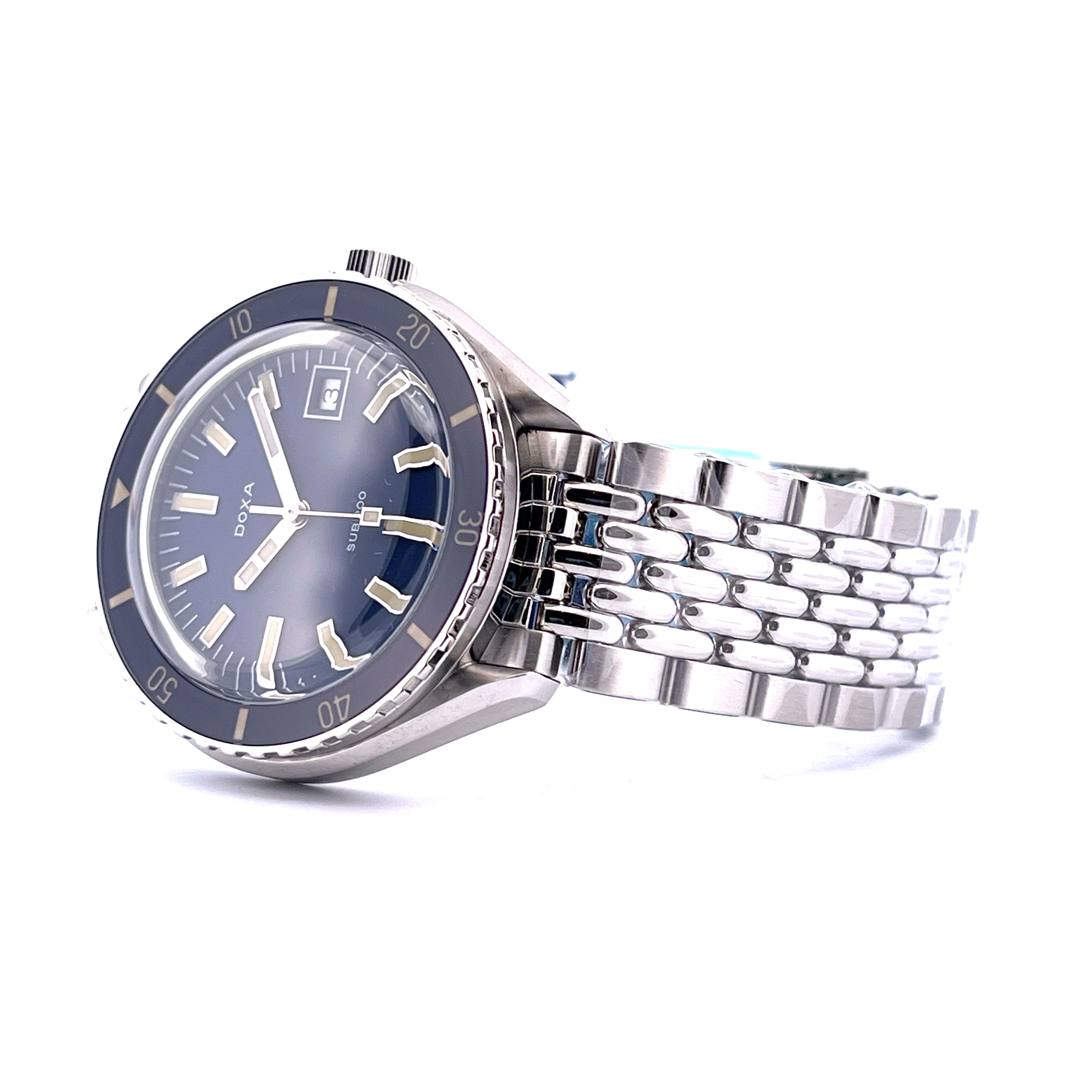 Doxa Sub 200 Caribbean Blue Taucheruhr mit blauem Zifferblatt und Edelstahl-Armband auf weißem Hintergrund