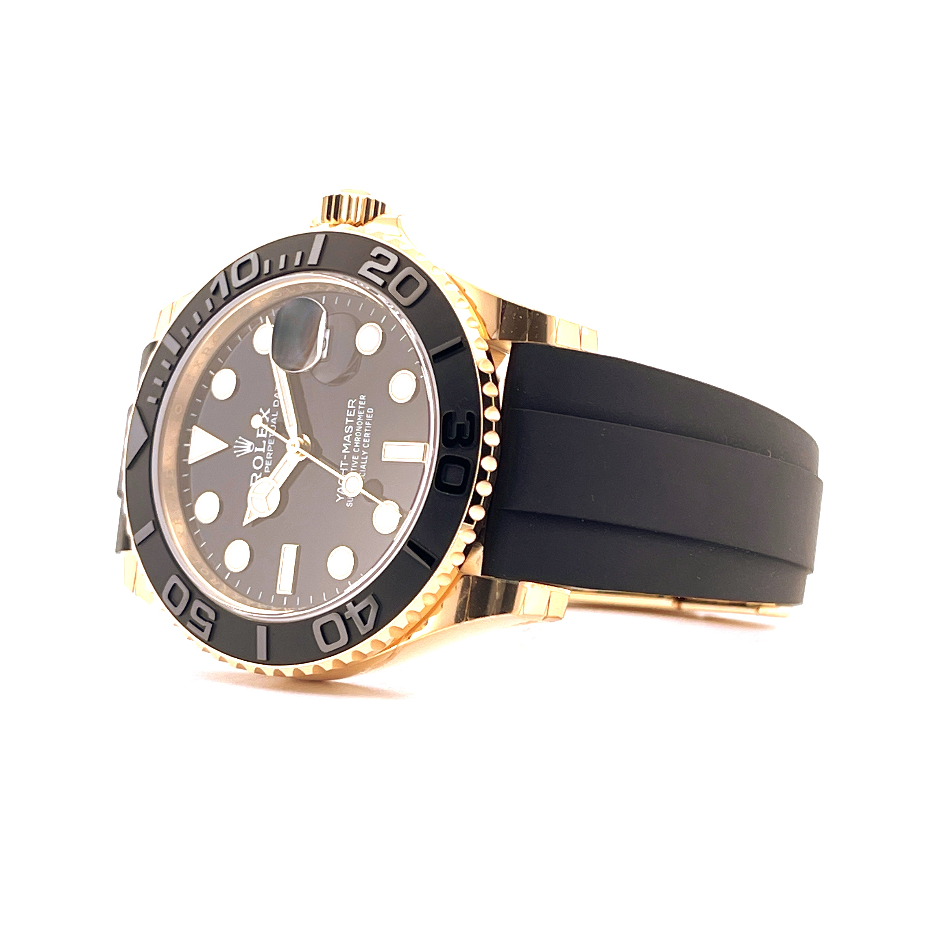 Rolex Yacht-master 42 YellowGold mit schwarzem Band aus der Seitenansicht auf weißem Hintergrund