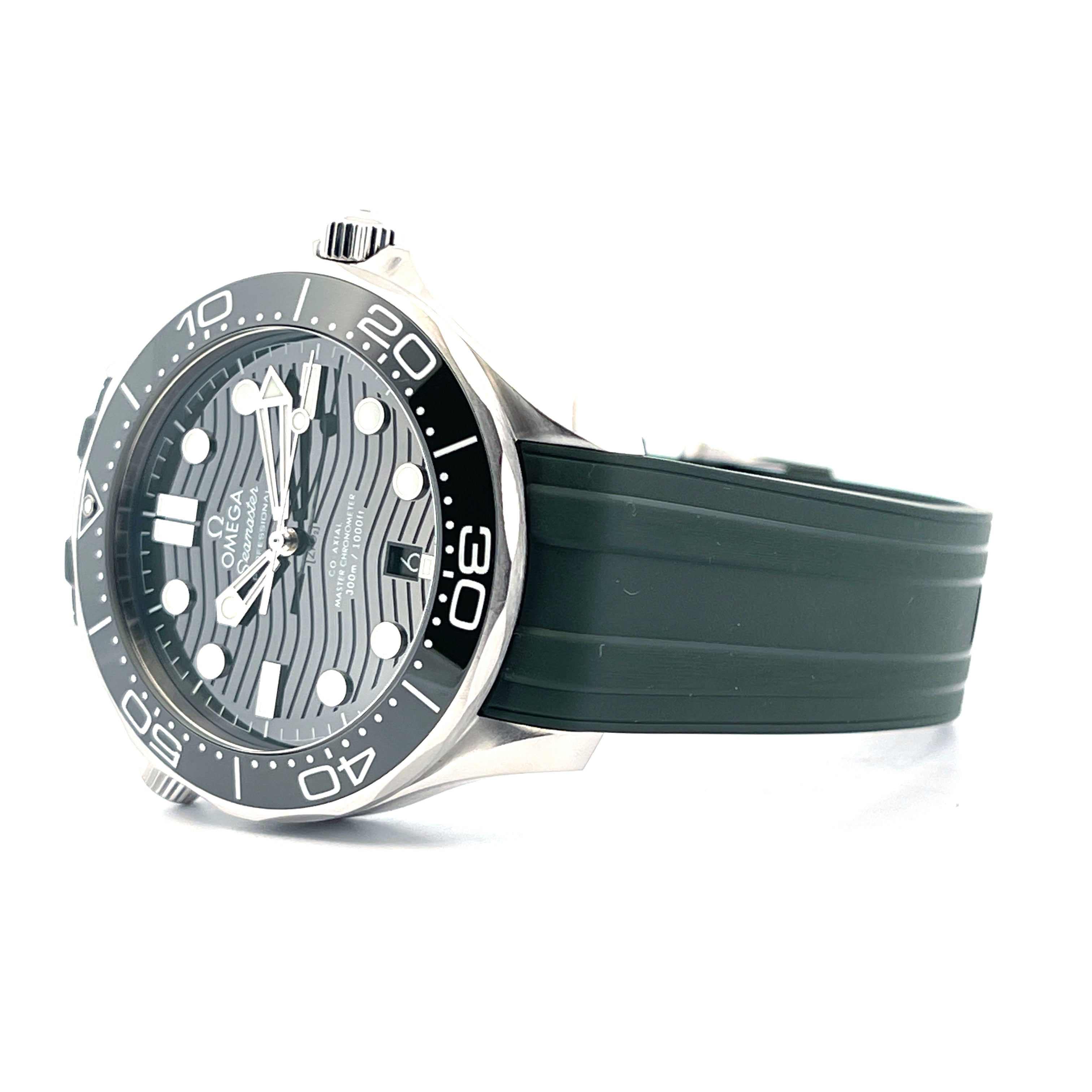 Seamaster Diver 300 M Master Chronometer DIVER 300 / Green Dial / Rubber / Box and Paper / Germany / perfect Condition / Dec. 2025