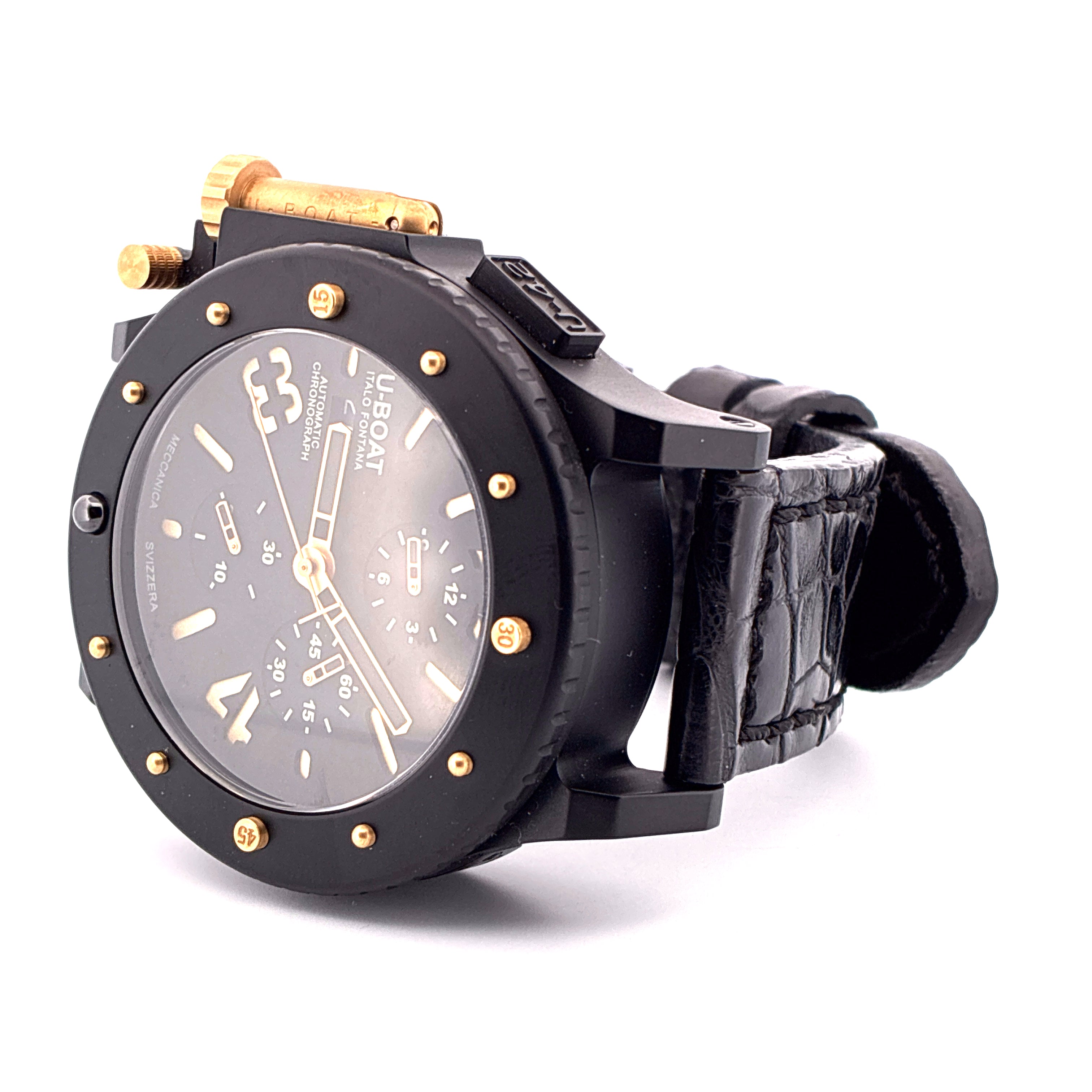 U-Boat U-42 Titanuhr mit schwarzem Zifferblatt, goldenen Indizes und Lederarmband im Detail von rechts