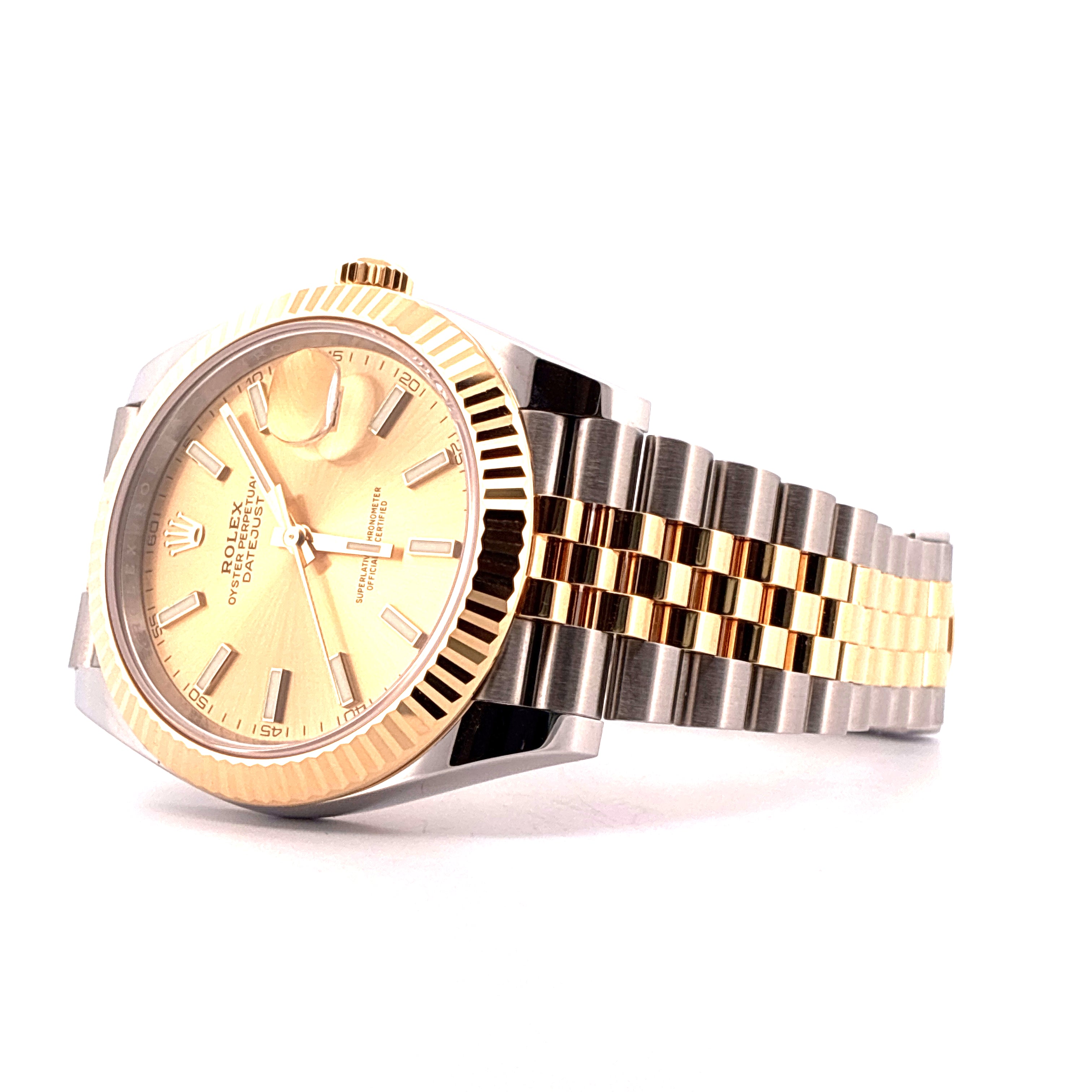 Rolex Datejust 41 Bicolor Uhr mit goldenem Zifferblatt und Jubilè-Armband auf weißem Hintergrund