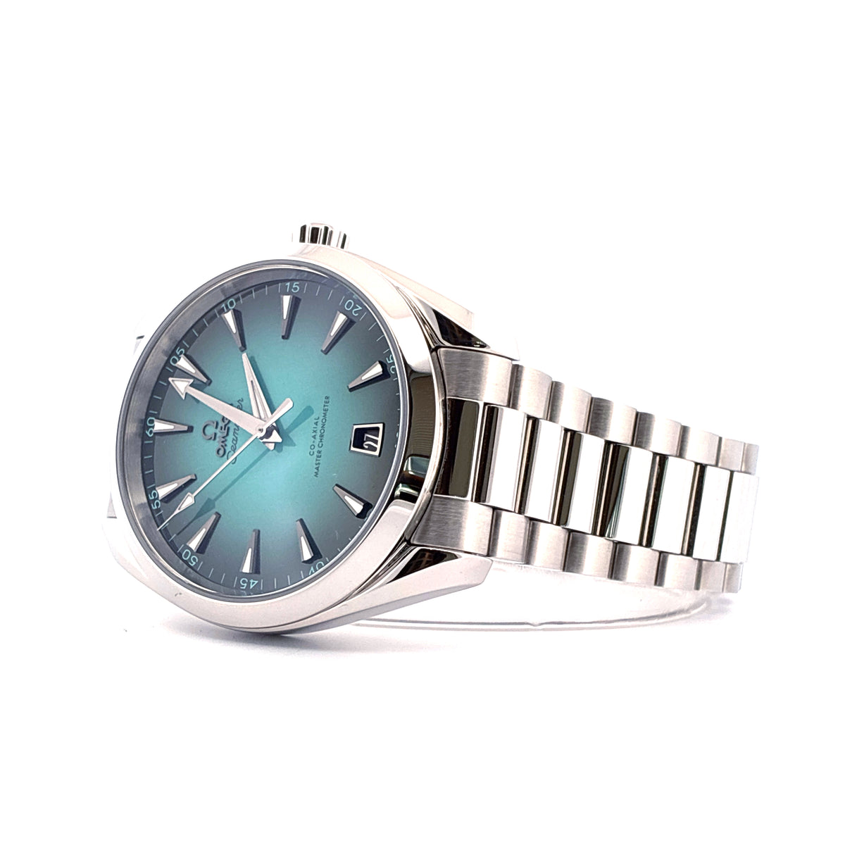 Omega Seamaster Aqua Terra 150m / Blue Dial / Full-Set / 2025, Schrägansicht mit Zifferblatt, Krone und Armband vor weißem Hintergrund