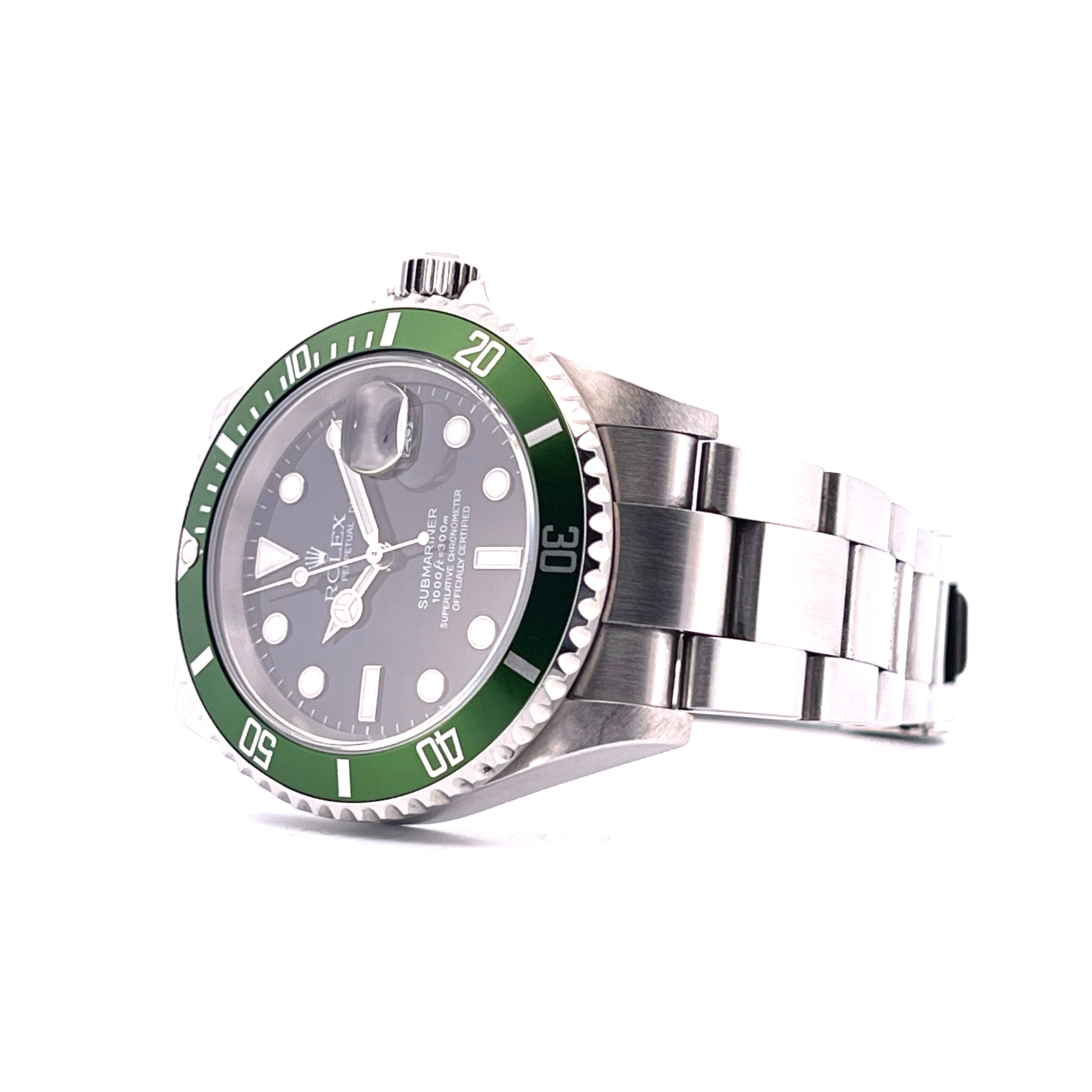 Rolex Submariner Date "Kermit" aus Edelstahl mit grüner Lünette und grauem Zifferblatt auf weißem Hintergrund