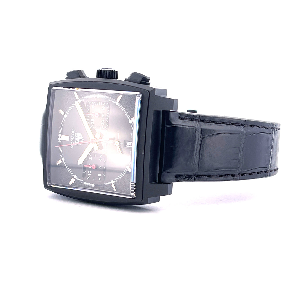 Tag Heuer Monaco "Dark Lord" Titan / Service 2026 / very good Condition / 20cm wrist size, Schrägansicht mit Zifferblatt, Armband und Krone vor weißem Hintergrund