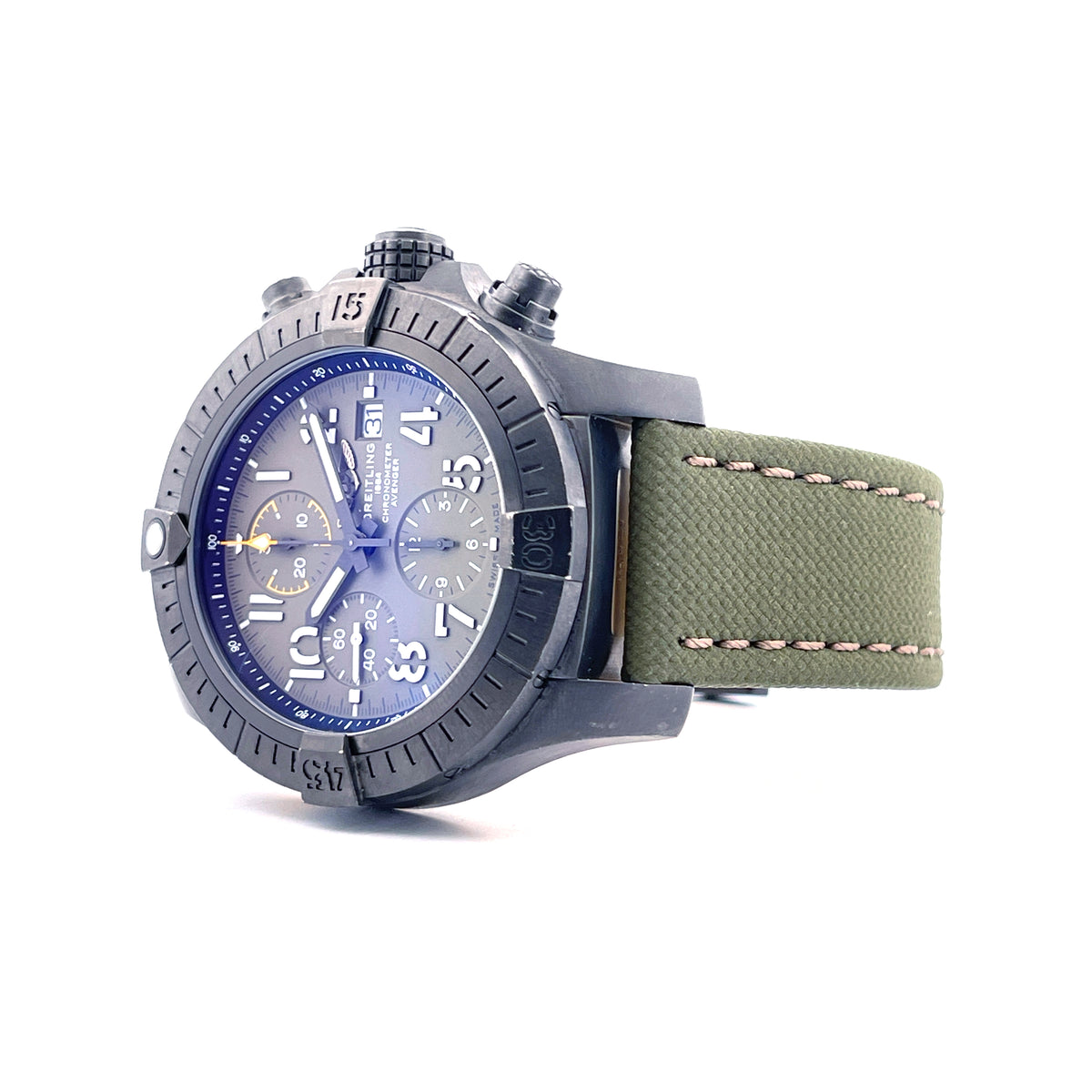 Breitling Avenger Chronograph 45 Night Mission / Box and Paper / 2022, Schrägansicht mit Zifferblatt, Krone und Drückern vor weißem Hintergrund
