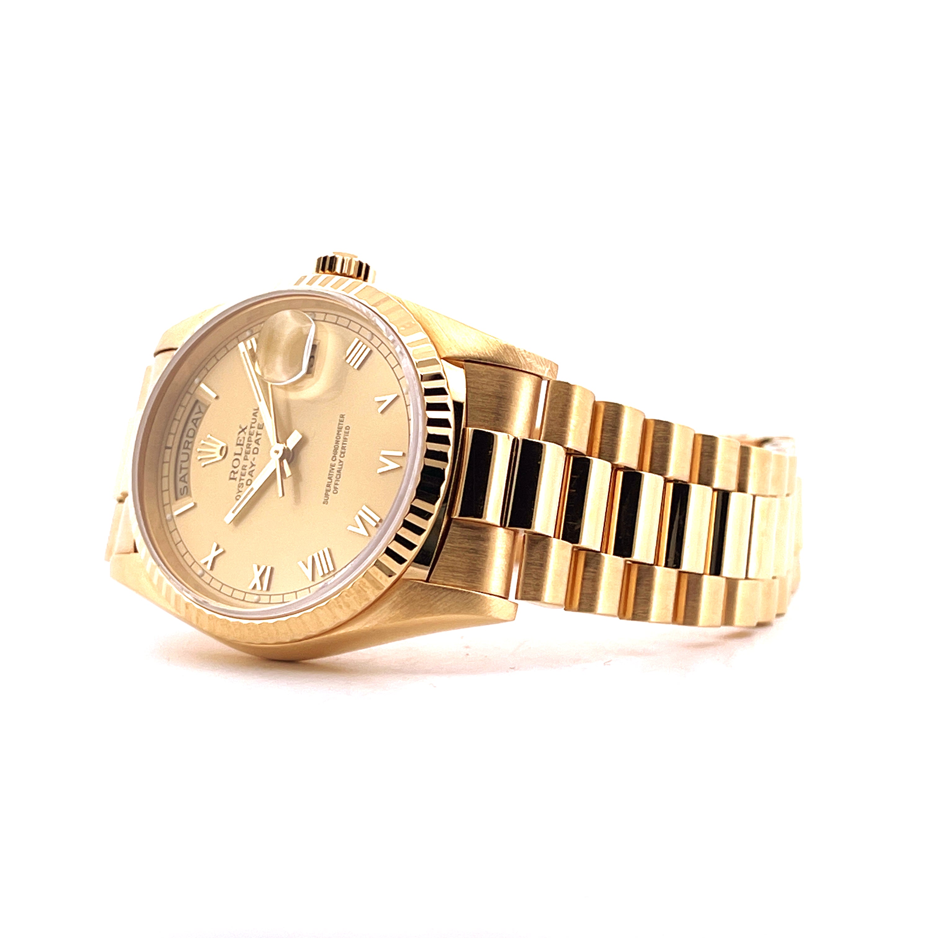 Rolex Day-Date 36 in Gelbgold mit römischen Ziffern auf hellem Zifferblatt, Seitenansicht auf weißem Hintergrund
