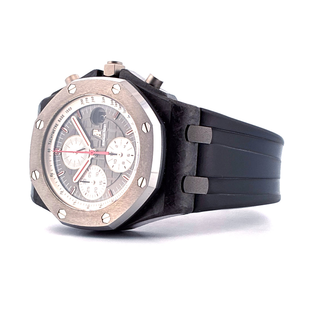 Audemars Piguet Royal Oak Offshore Jarno Trulli Carbon mit rotem Akzent im Seitenprofil vor weißem Hintergrund