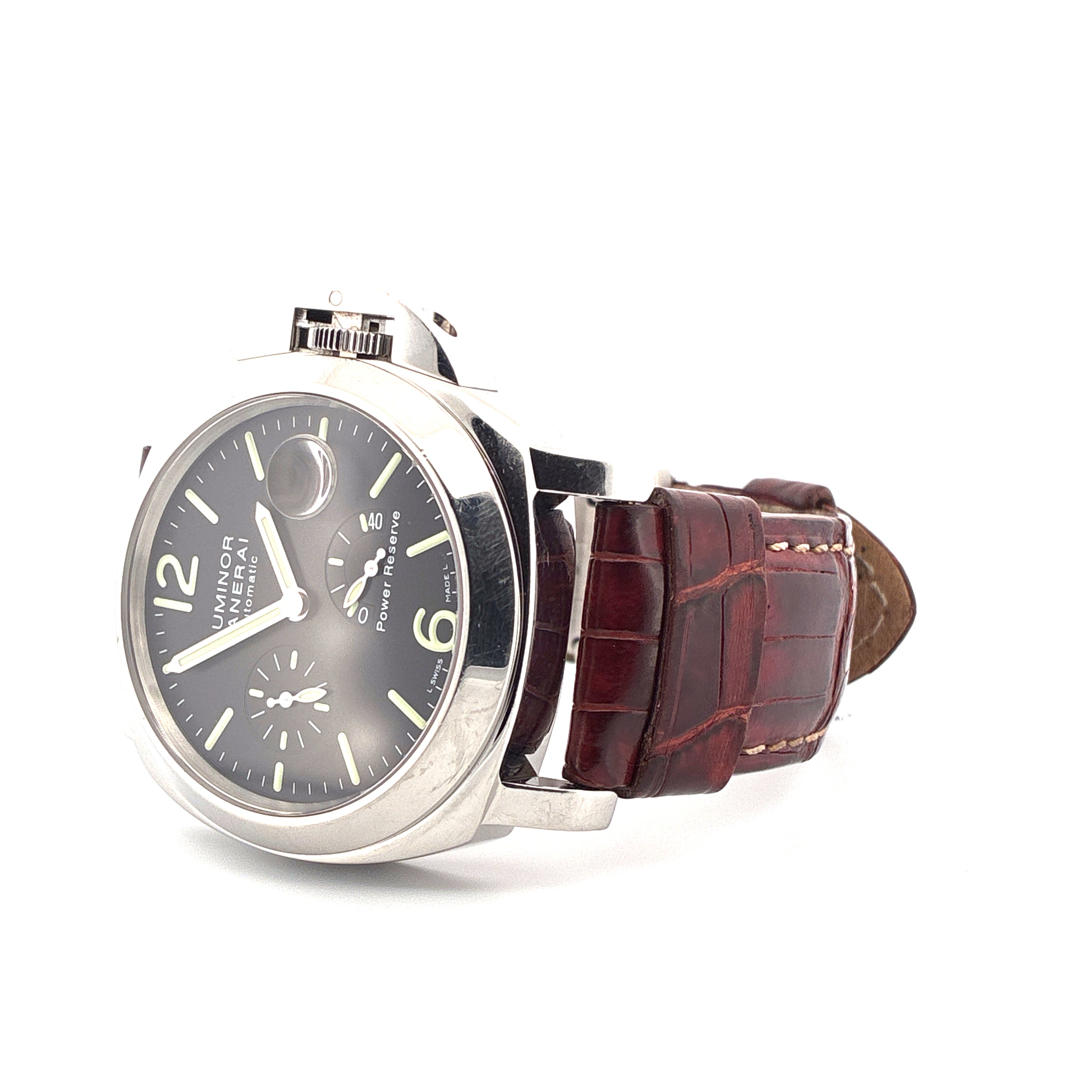 Panerai Luminor Power Reserve 44mm Edelstahl mit braunem Krokoarmband im Seitenprofil auf weißem Hintergrund