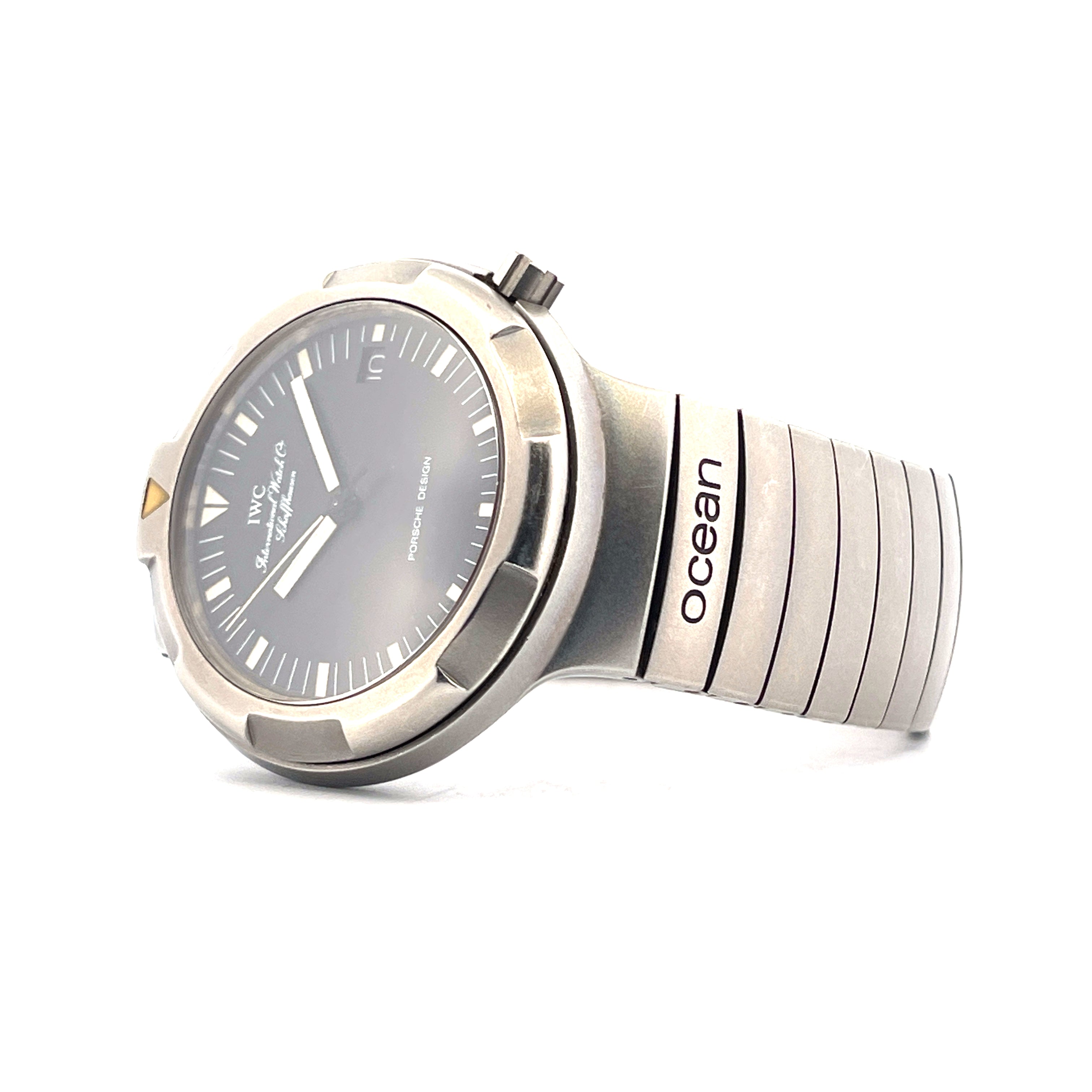 IWC Porsche Design Ocean 2000 aus Titan mit grauen Zifferblatt und schwarzem "ocean" Schriftzug auf dem Armband
