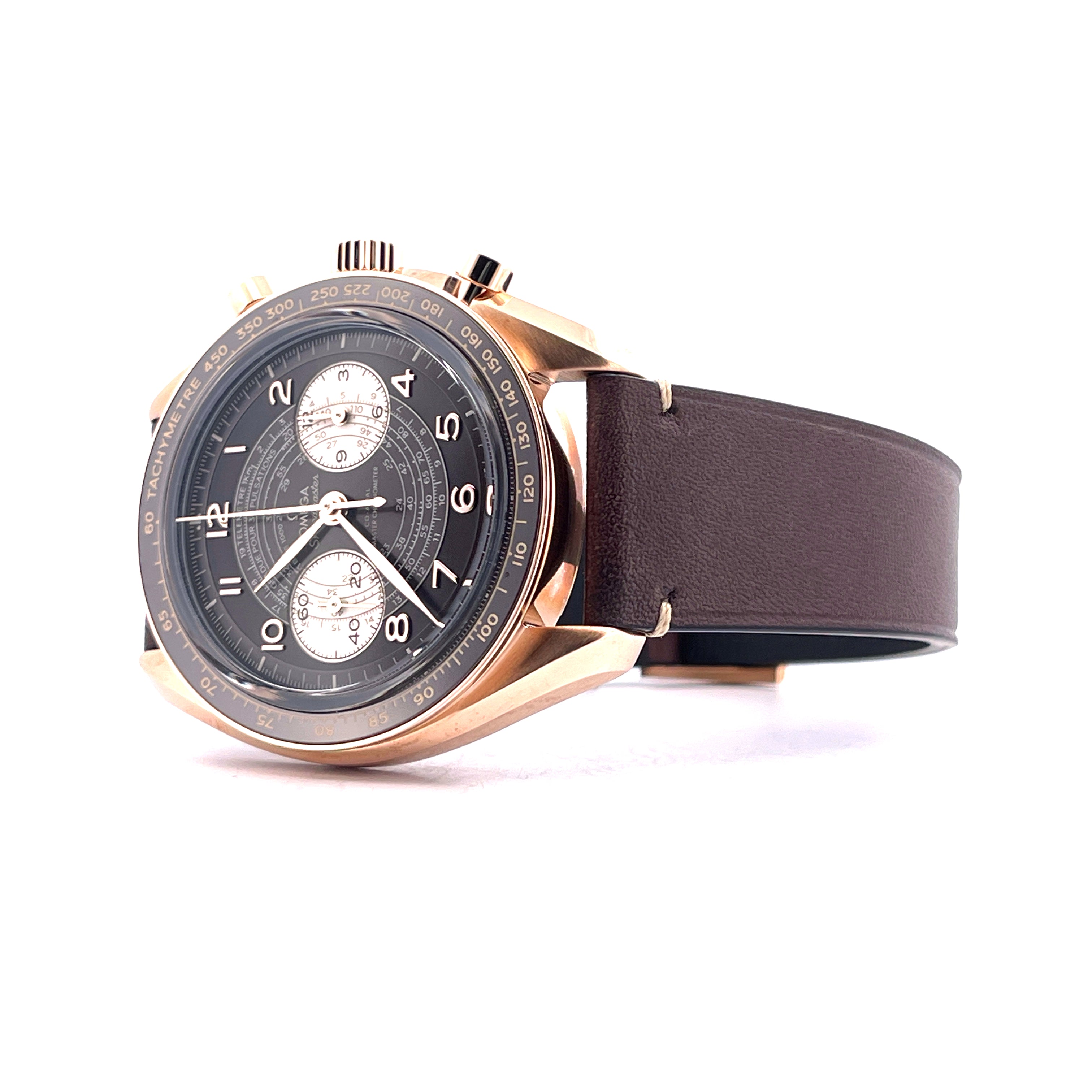 Omega Speedmaster Chronoscope Bronze & Gold, Seitenansicht mit braunem Lederarmband