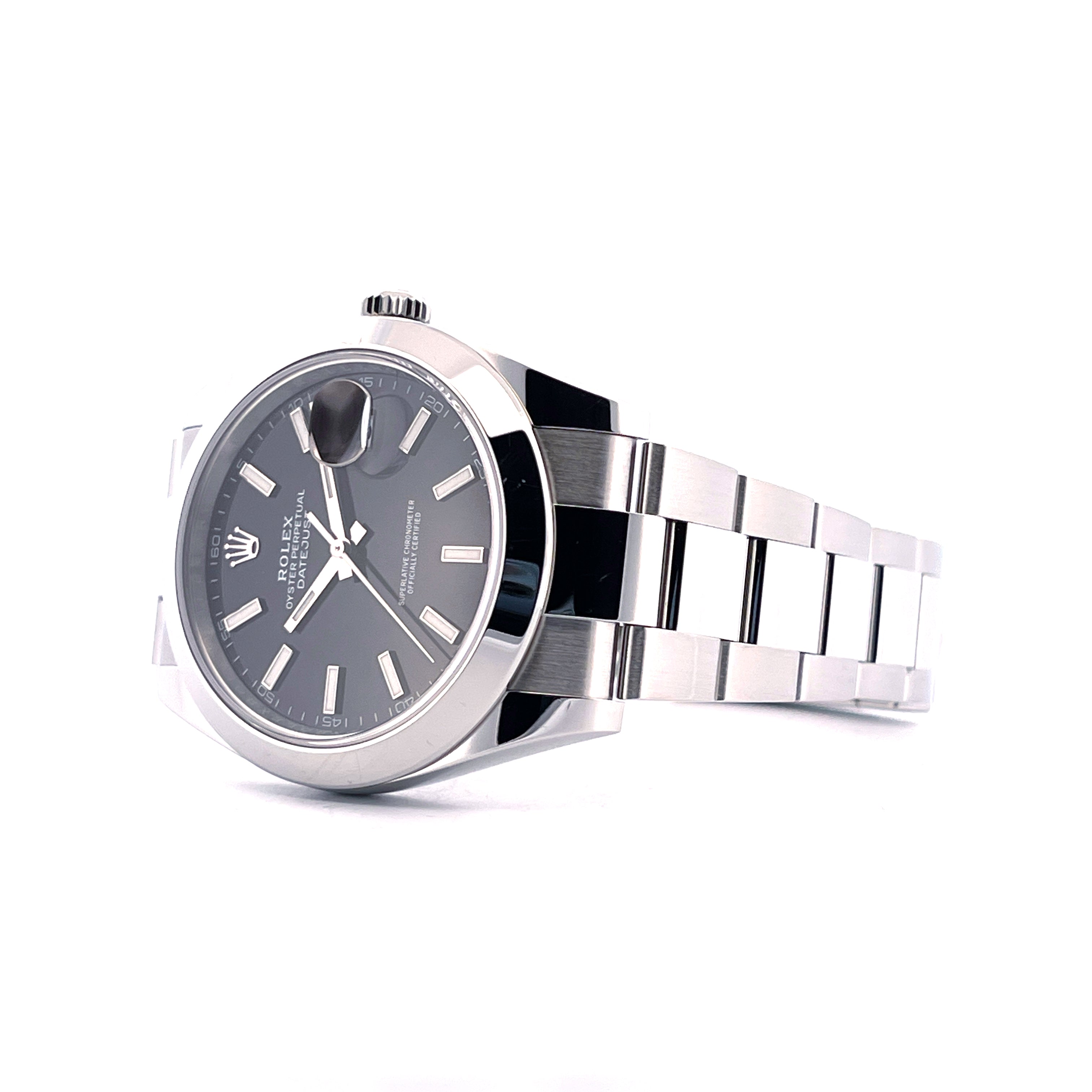 Rolex Datejust 41 mit schwarzem Zifferblatt und Stahlband im Detail auf weißem Hintergrund