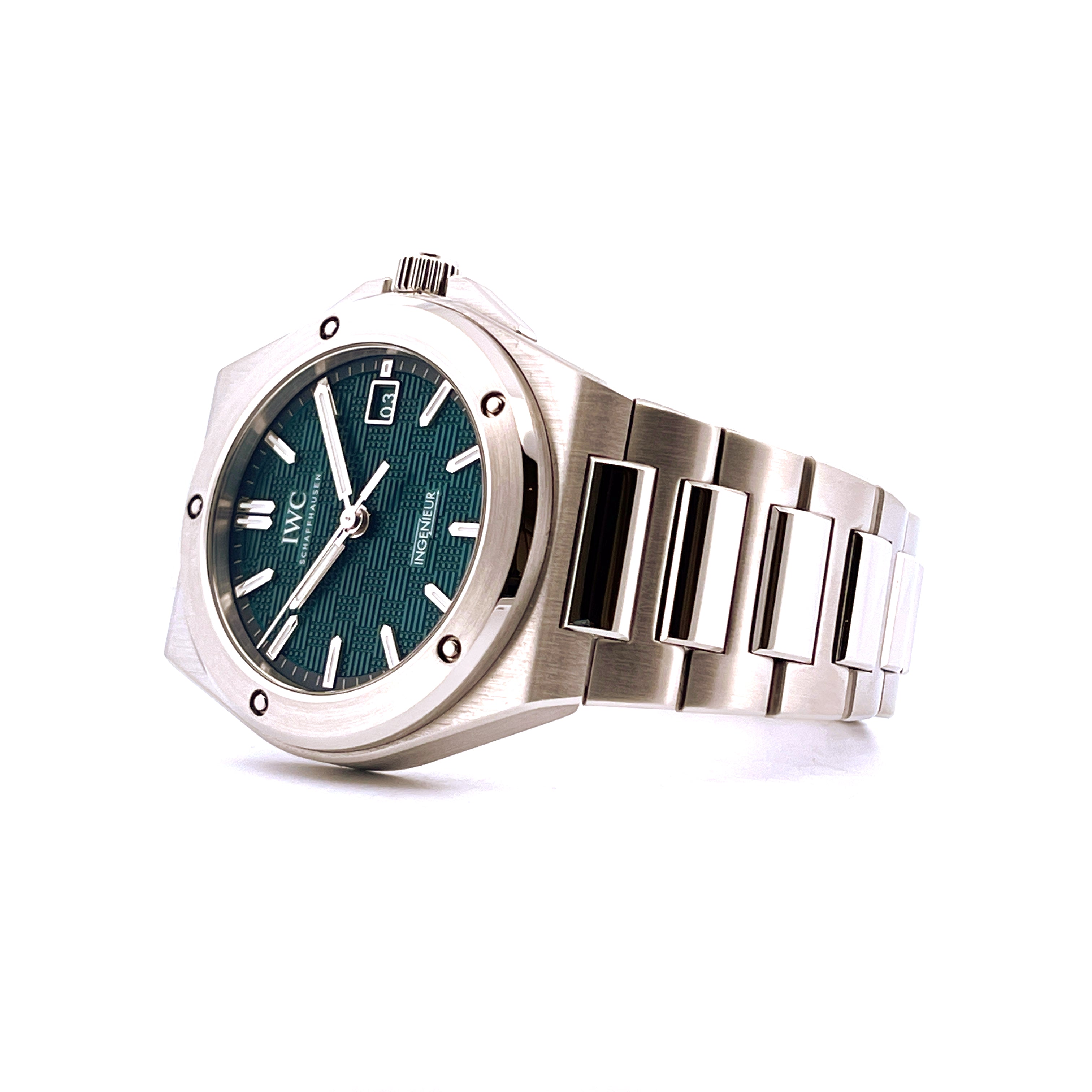 IWC Ingenieur Automatic Petrol Dial im Winkel auf weißem Hintergrund mit Edelstahlarmband und Petrolzifferblatt