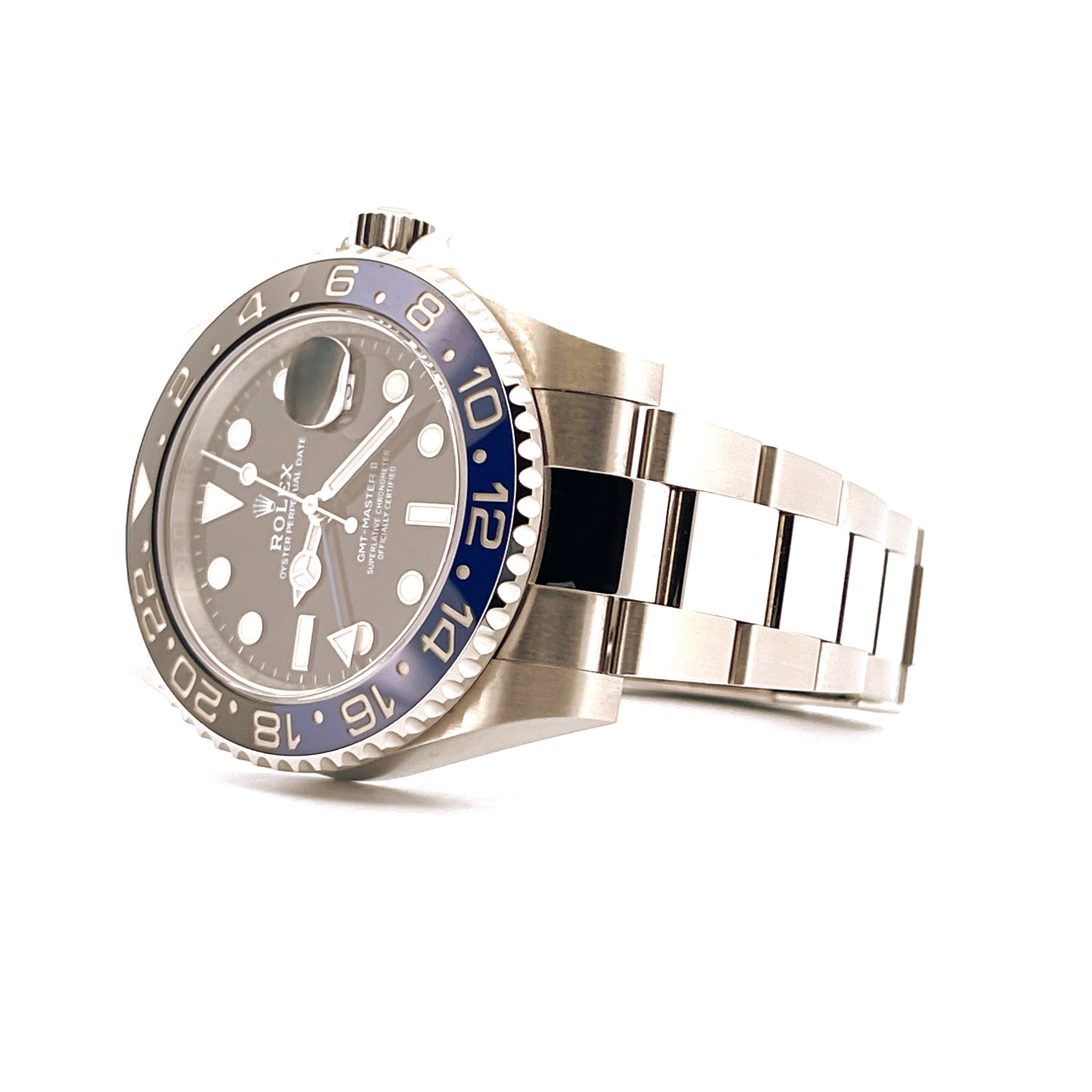 Rolex GMT-Master II Batman von der Seite auf weißem Hintergrund mit sichtbarer Lünette und Edelstahlarmband