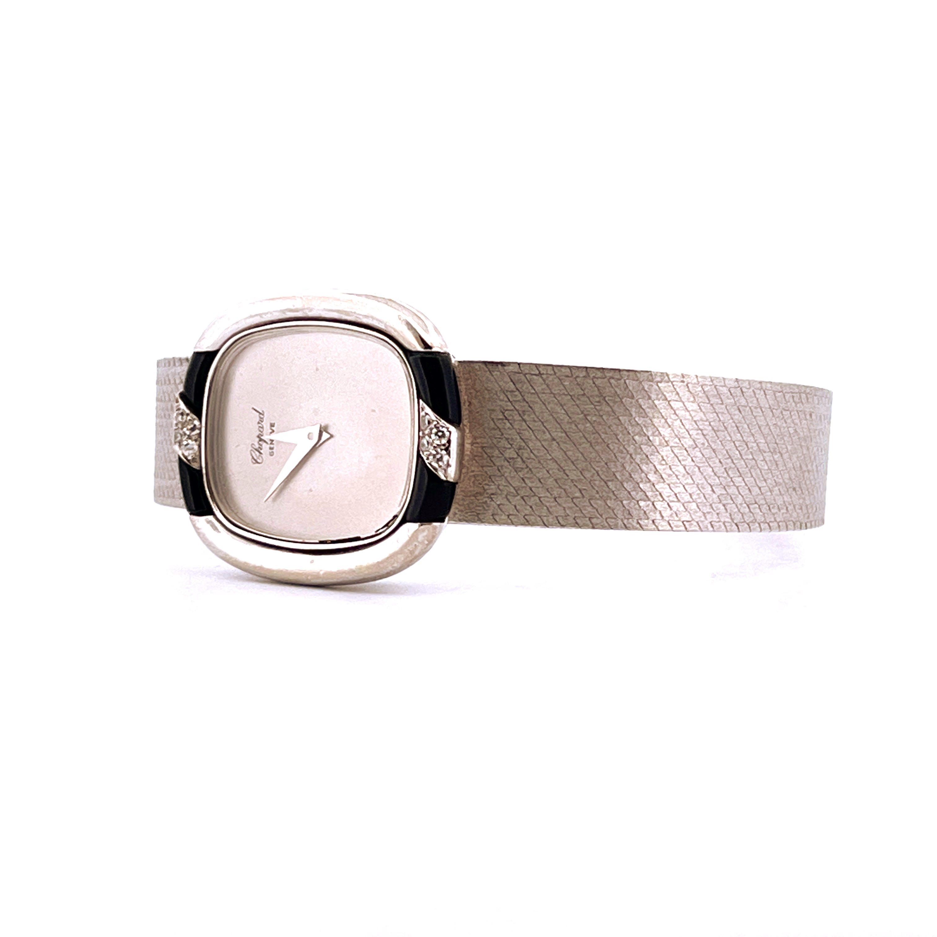 Chopard Classic Damenuhr Weißgold mit Diamanten und schwarzem Akzent, seitlich fotografiert