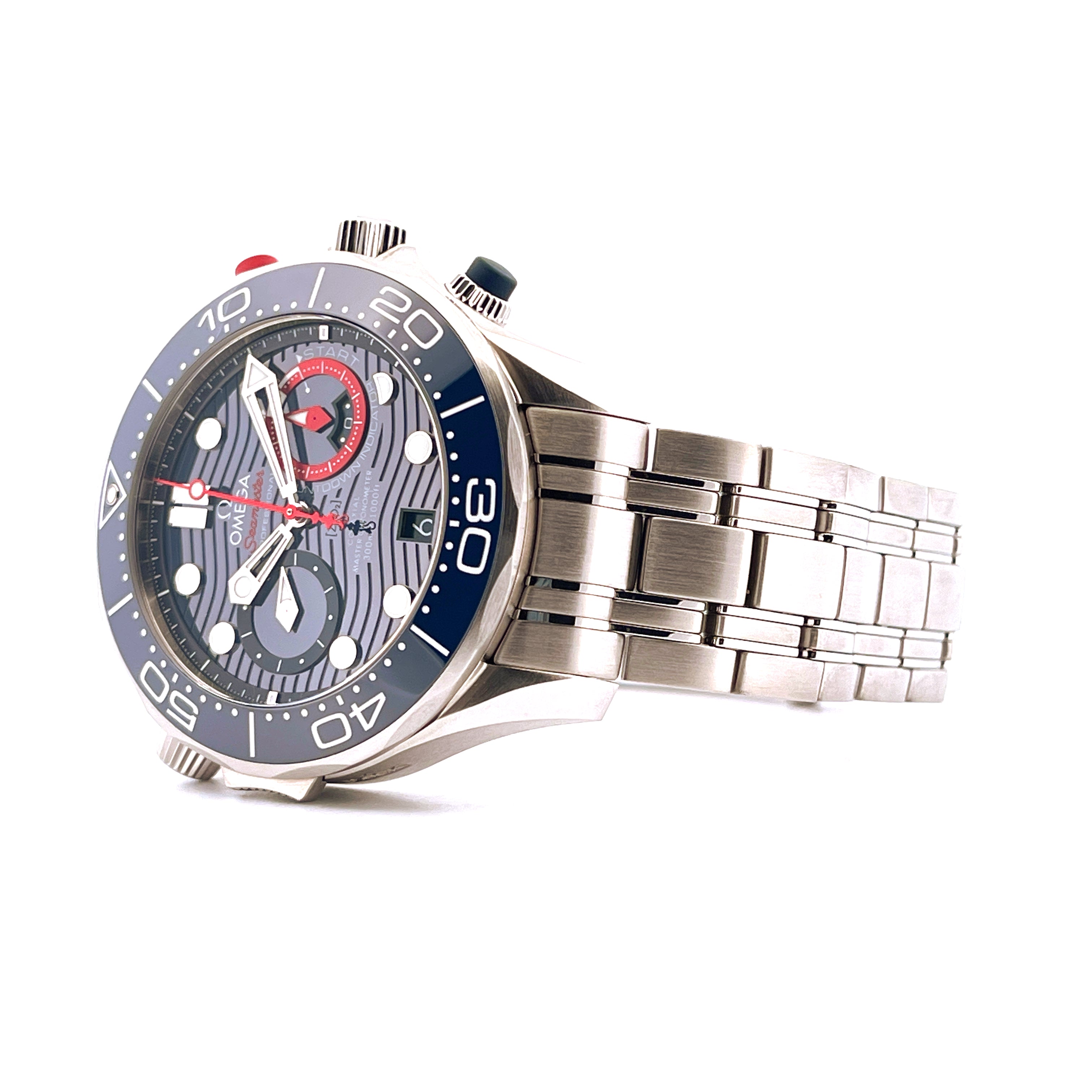 Omega Seamaster Diver 300m im Seitenprofil, Stahlgehäuse, blau-graues Zifferblatt mit roten Akzenten, weißer Hintergrund