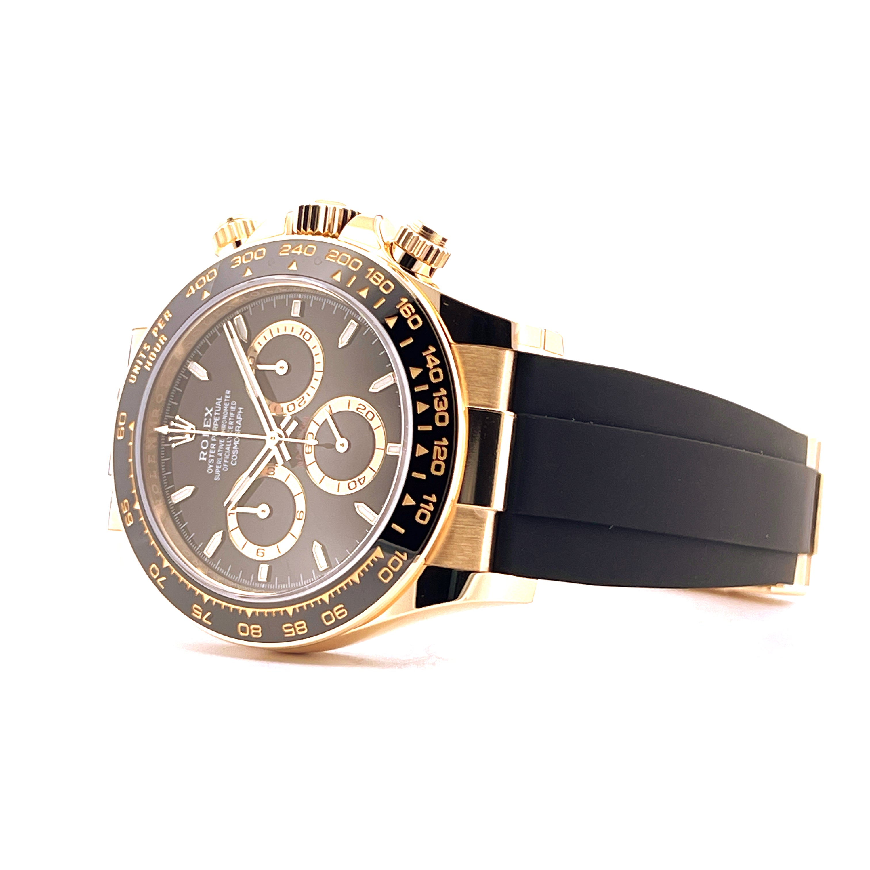 Rolex Daytona 126518LN Gelbgold mit schwarzem Oysterflex-Armband im Seitenprofil auf weißem Hintergrund