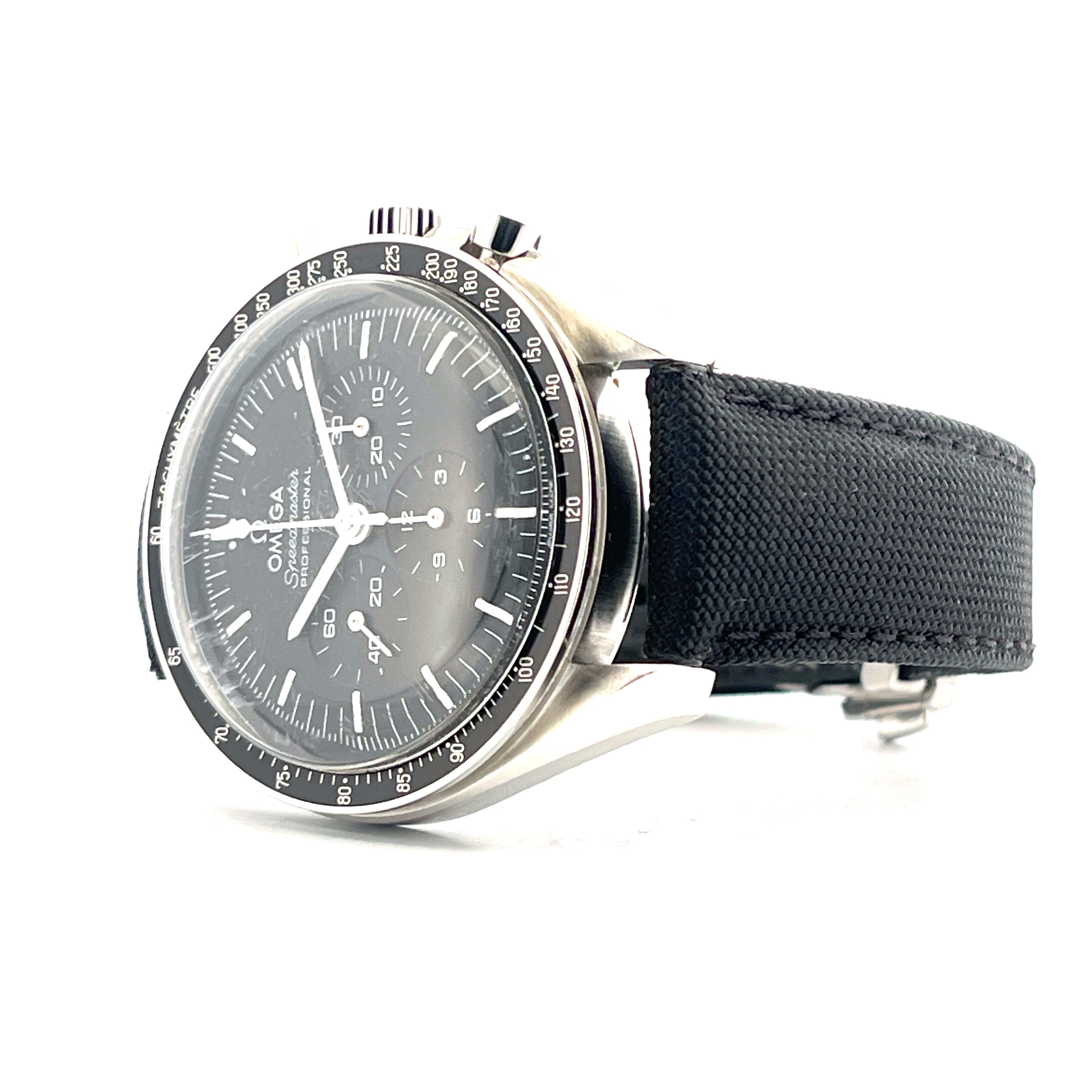 Omega Speedmaster Moonwatch Hesalit 42 mm Edelstahl mit schwarzem Nylonarmband im Detail