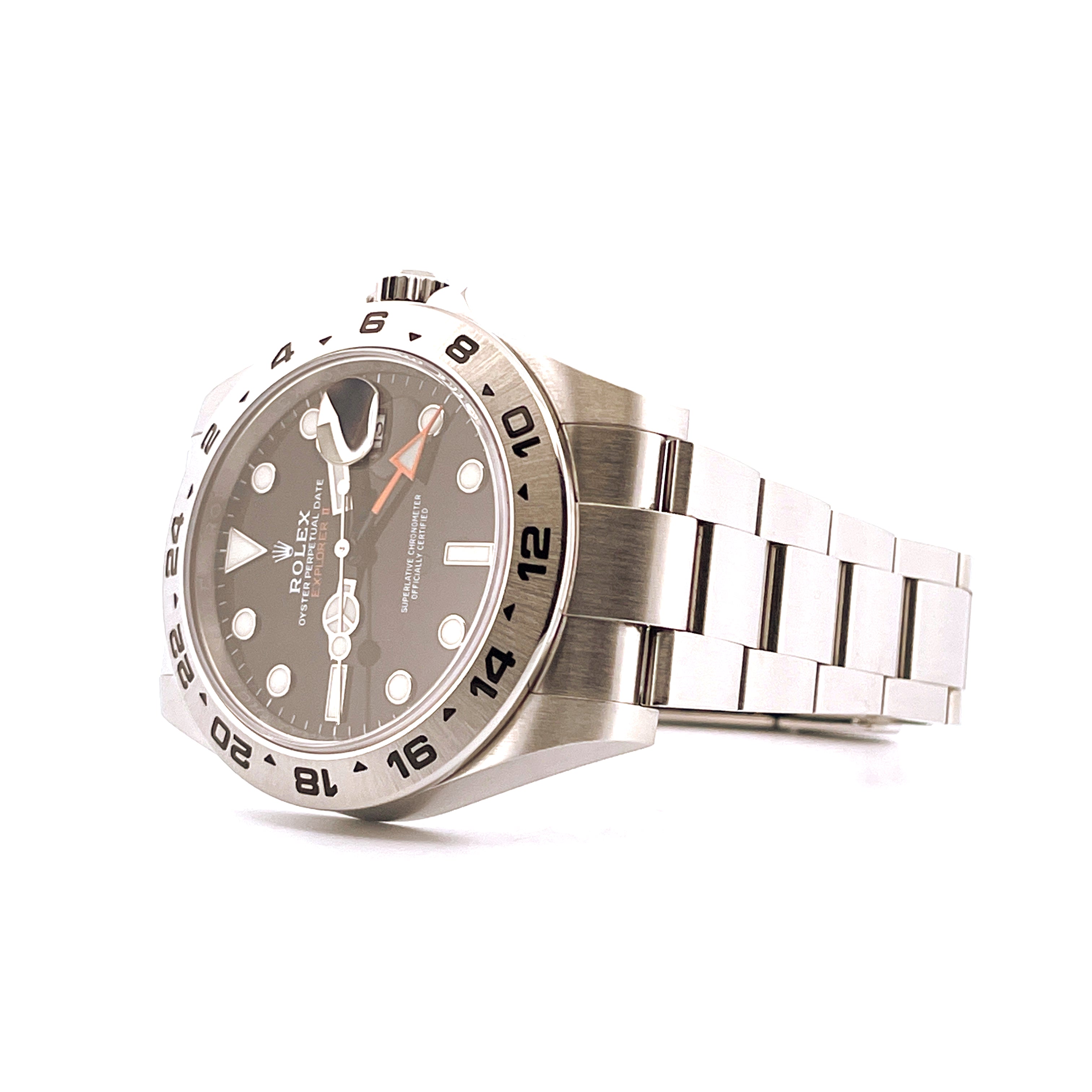 Rolex Explorer II 42mm aus Stahl in Seitenansicht mit schwarzem Zifferblatt und Stahlarmband