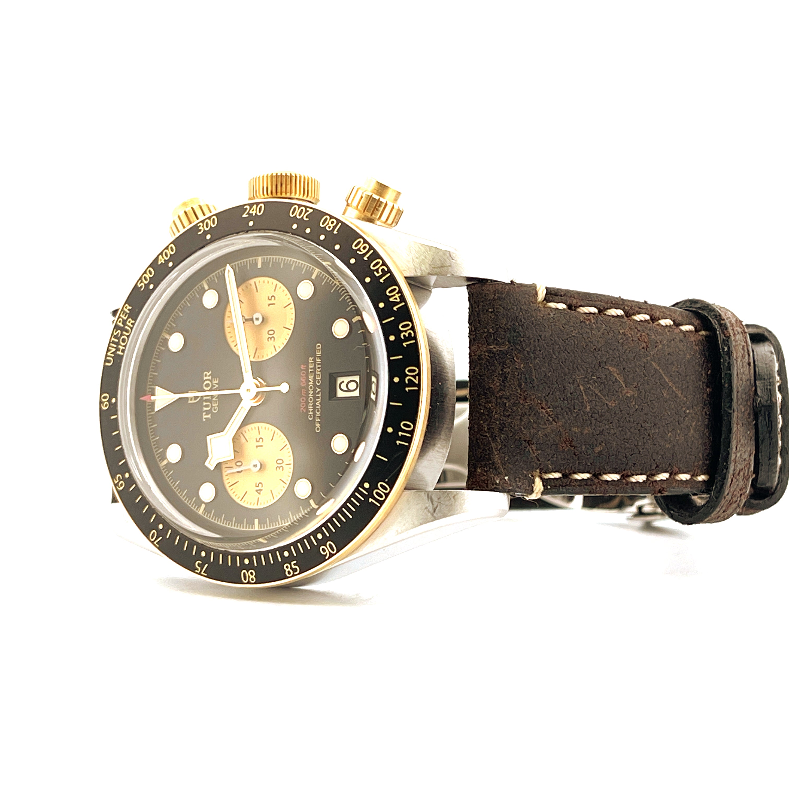 Tudor Black Bay Chrono S&G mit braunem Lederarmband und goldenen Akzenten in Seitenansicht