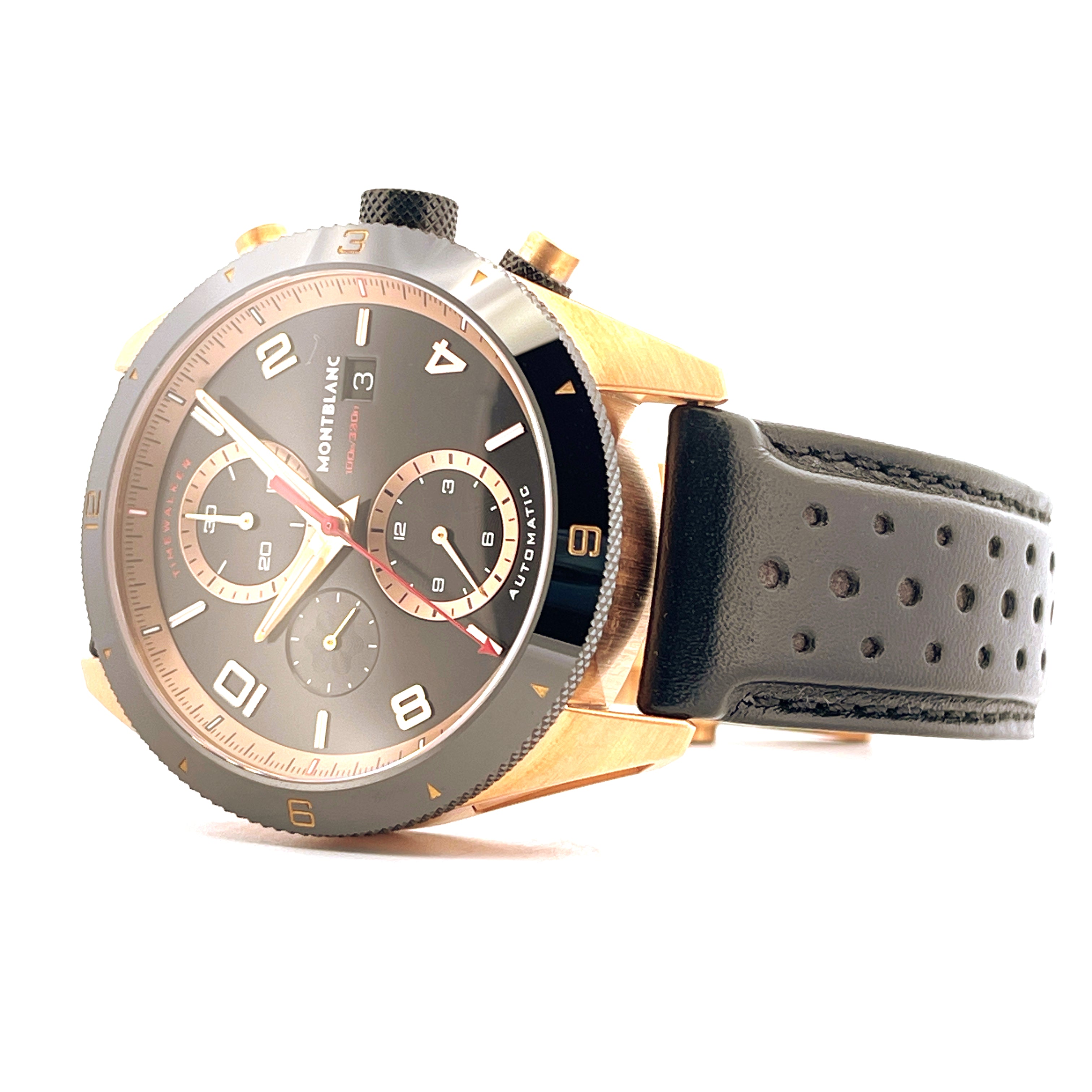 Montblanc Timewalker Chronograph Automatic Rotgold im Seitenprofil mit schwarzem Lederarmband auf weißem Hintergrund