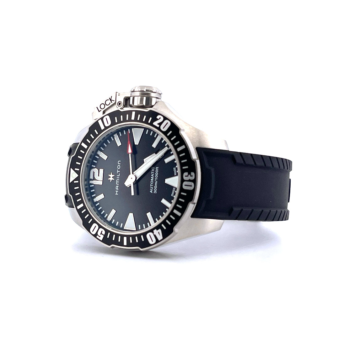 Hamilton Khaki Navy Frogman (2025), Schrägansicht mit Zifferblatt, Krone und Armband vor weißem Hintergrund