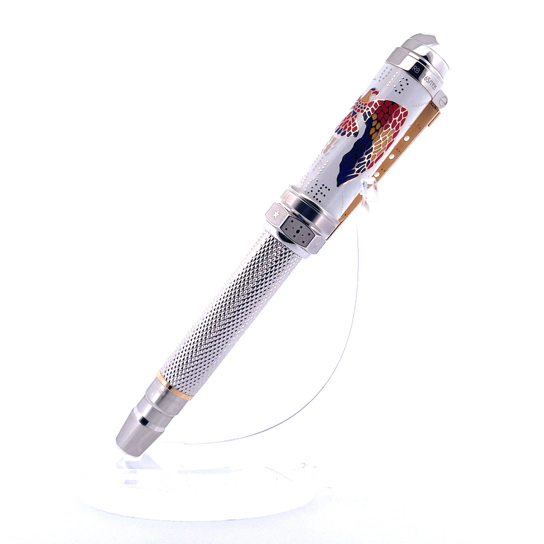 Montblanc Elvis Limited Edition Rollerball mit auffälligem Design auf weißem Hintergrund
