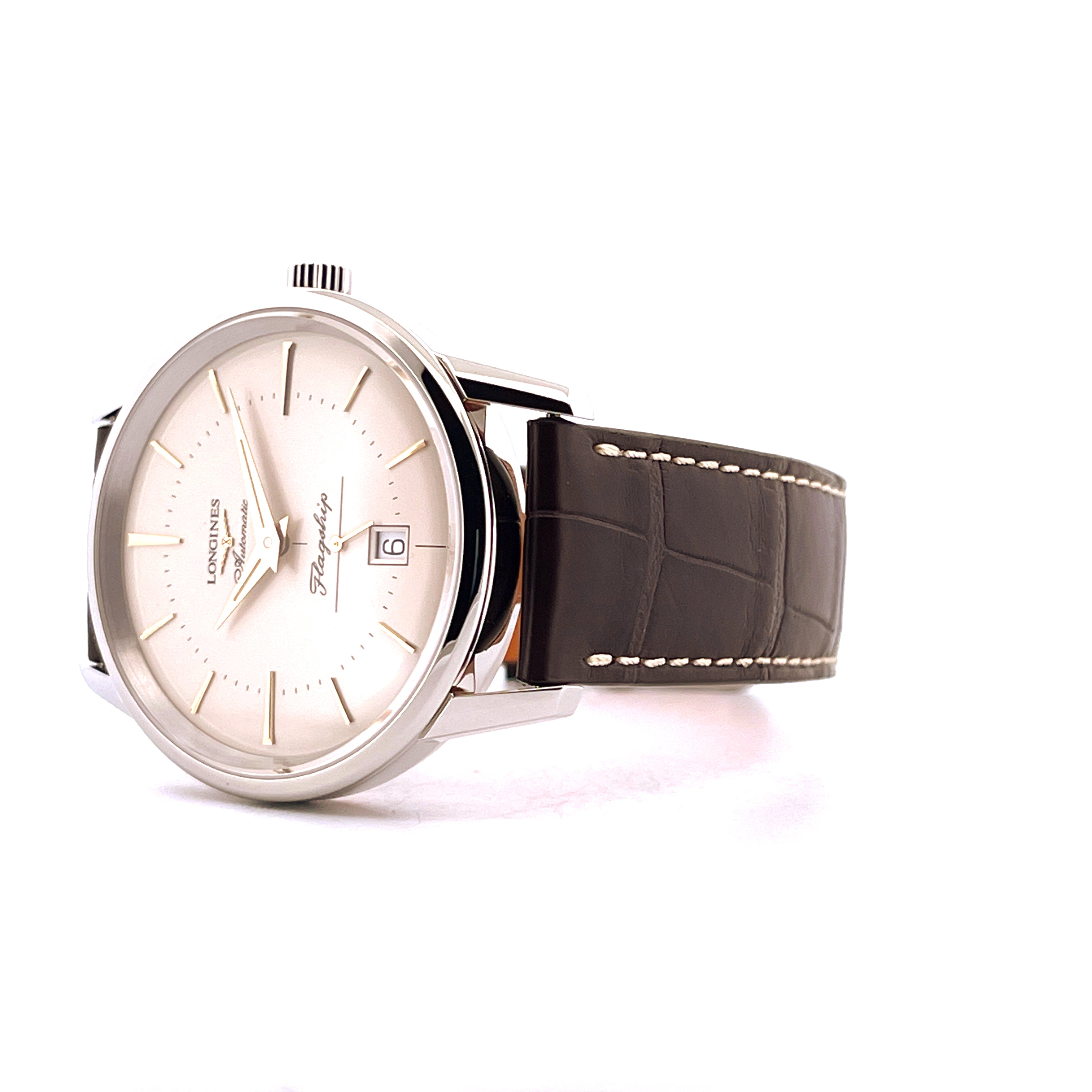 Longines Flagship Heritage Automatic mit silbernem Zifferblatt und braunem Lederarmband vor weißem Hintergrund
