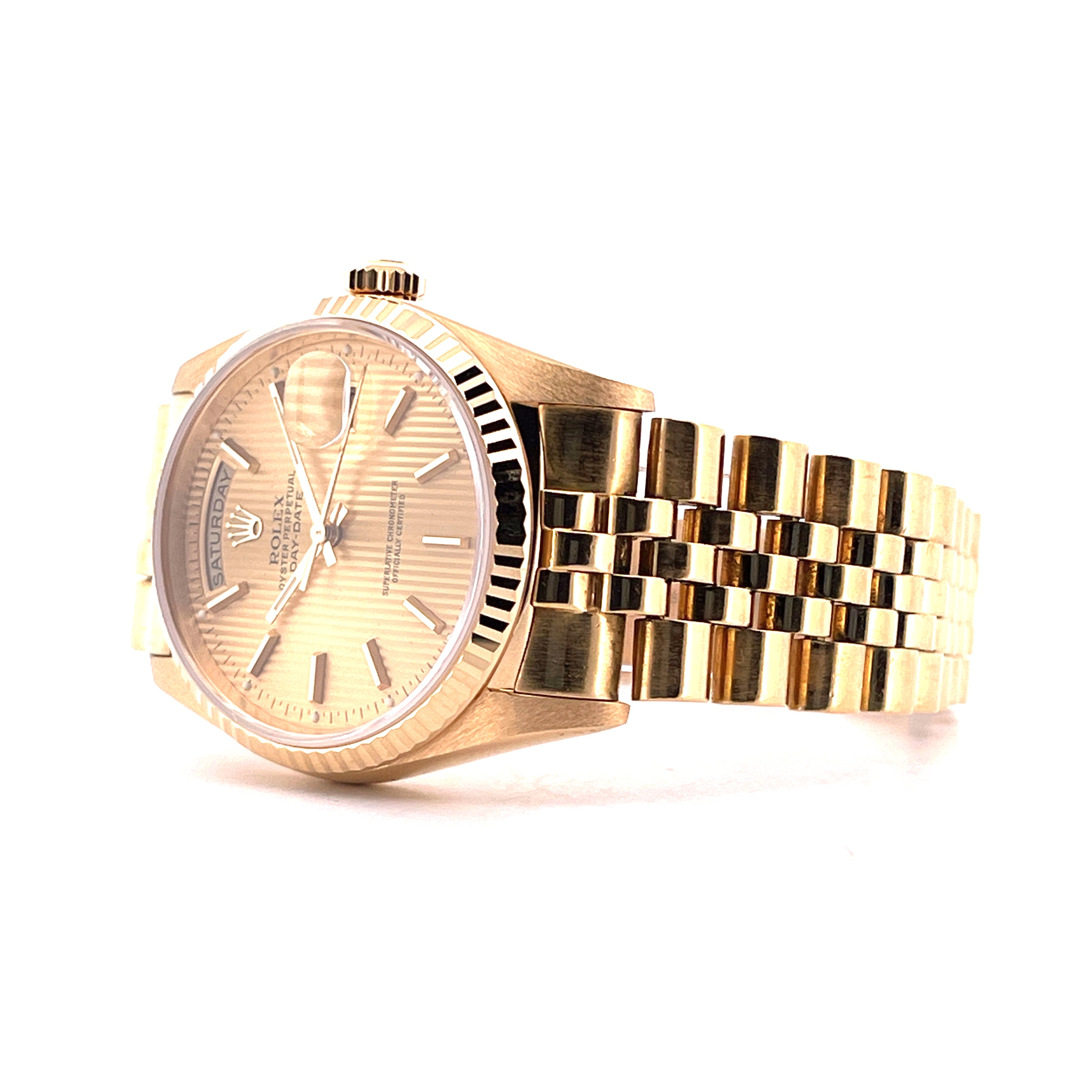 Rolex Day-Date 36 Tapestry mit Gelbgoldarmband in Seitenansicht mit 10 Indizes und sichtbarem Datum und Wochentag