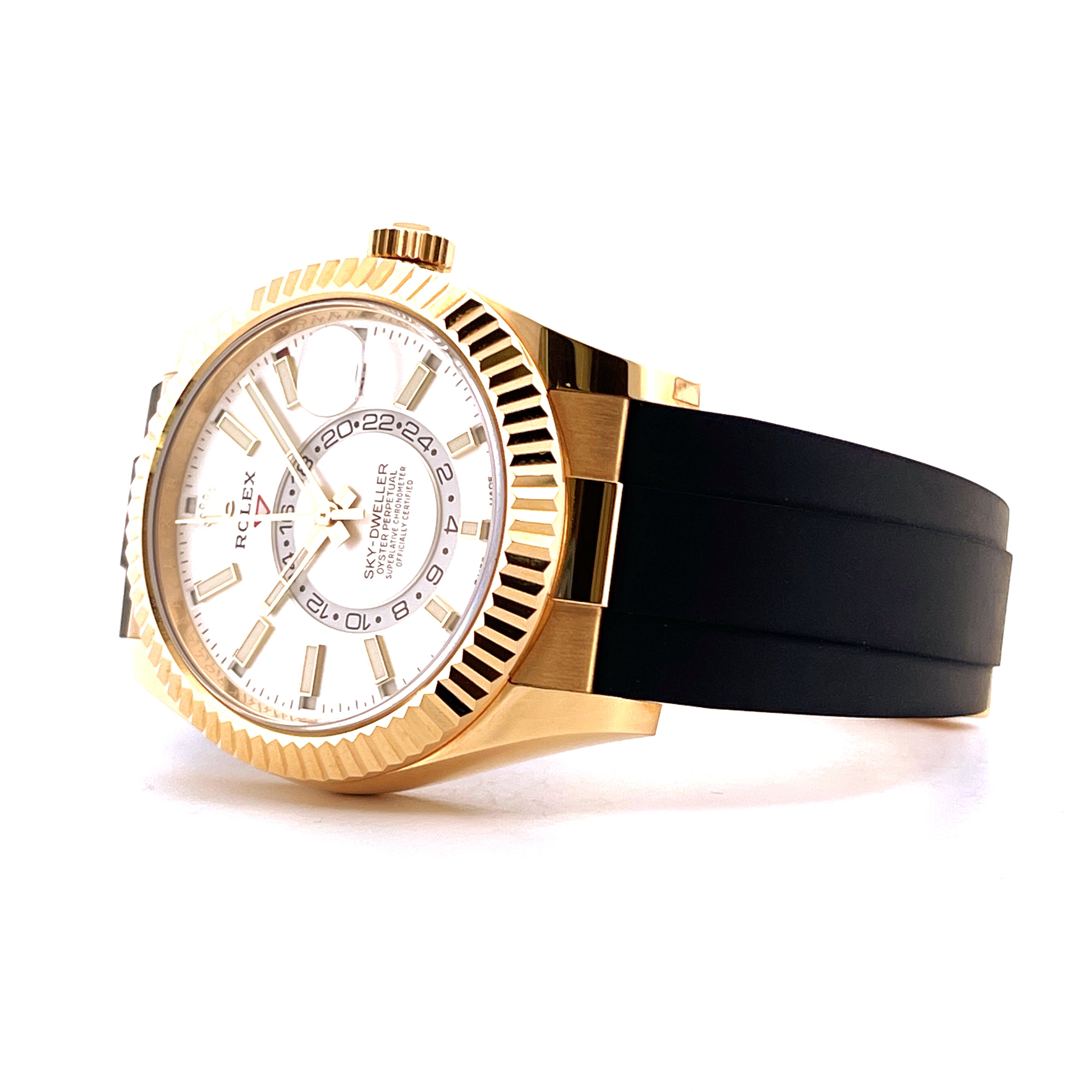 Rolex Sky-Dweller Gelbgold mit weißem Zifferblatt und schwarzem Kautschukband aus der Seitenansicht