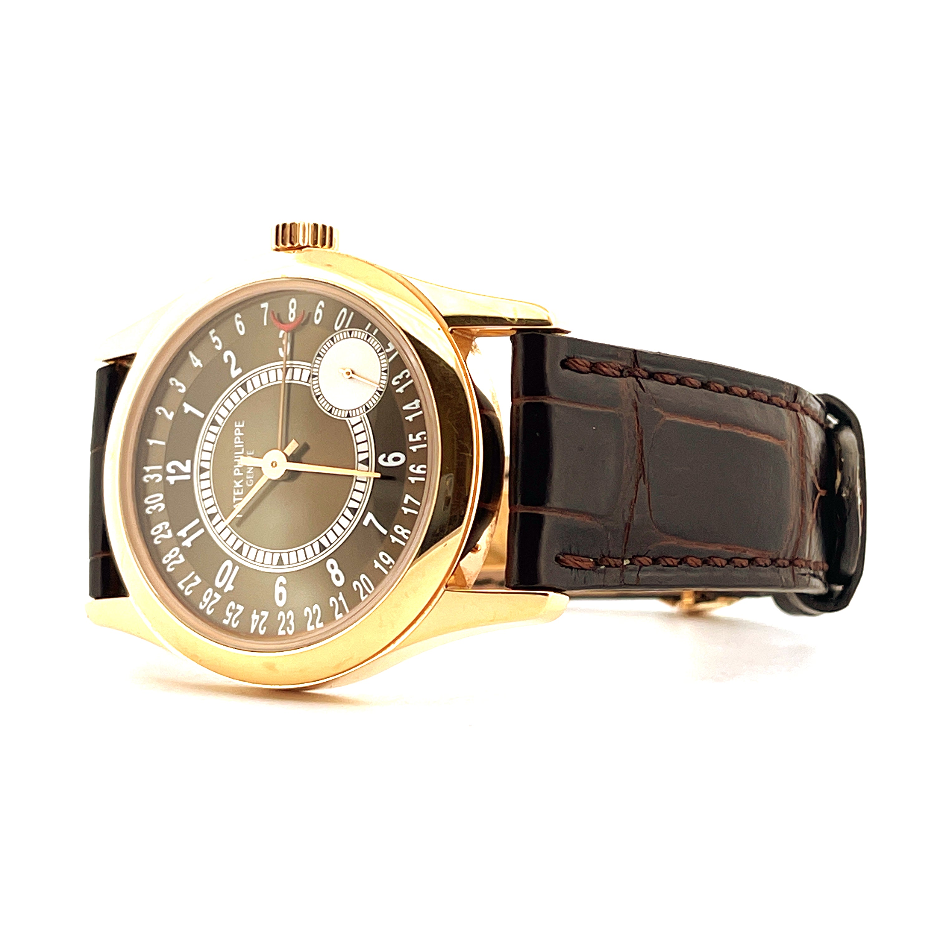 Patek Philippe Calatrava Roségold 6000R-001 mit braunem Kroko-Armband von der Seite auf weißem Hintergrund
