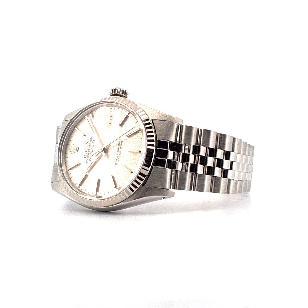 Rolex Datejust 36 mit silbernem Zifferblatt und geriffelter Edelstahllünette, gefolgt von einem polierten Jubilee-Armband