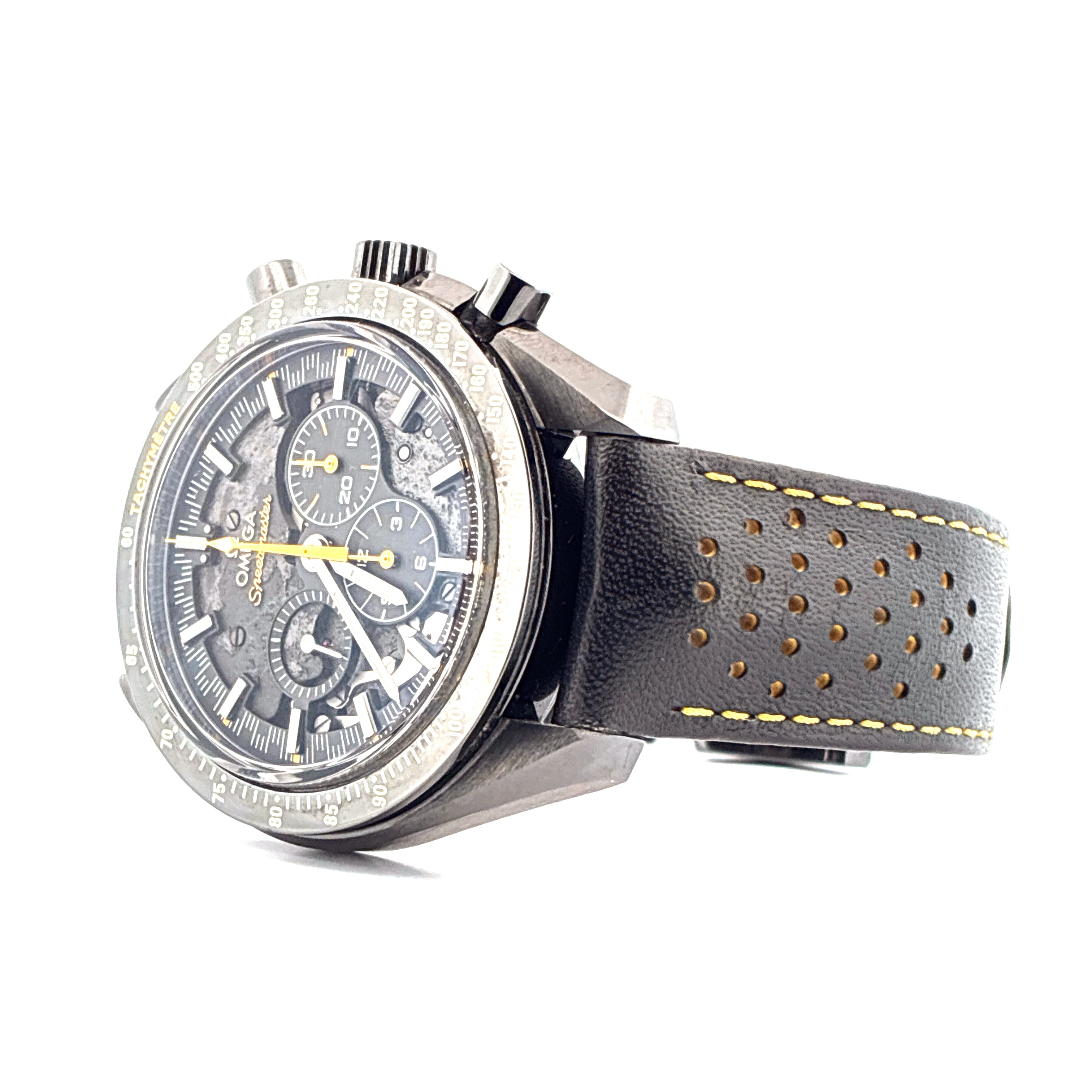 Omega Speedmaster Dark Side Of The Moon APOLLO 8 mit schwarzem Lederband mit gelber Naht aus Keramik mit zwei sichtbaren Zählern