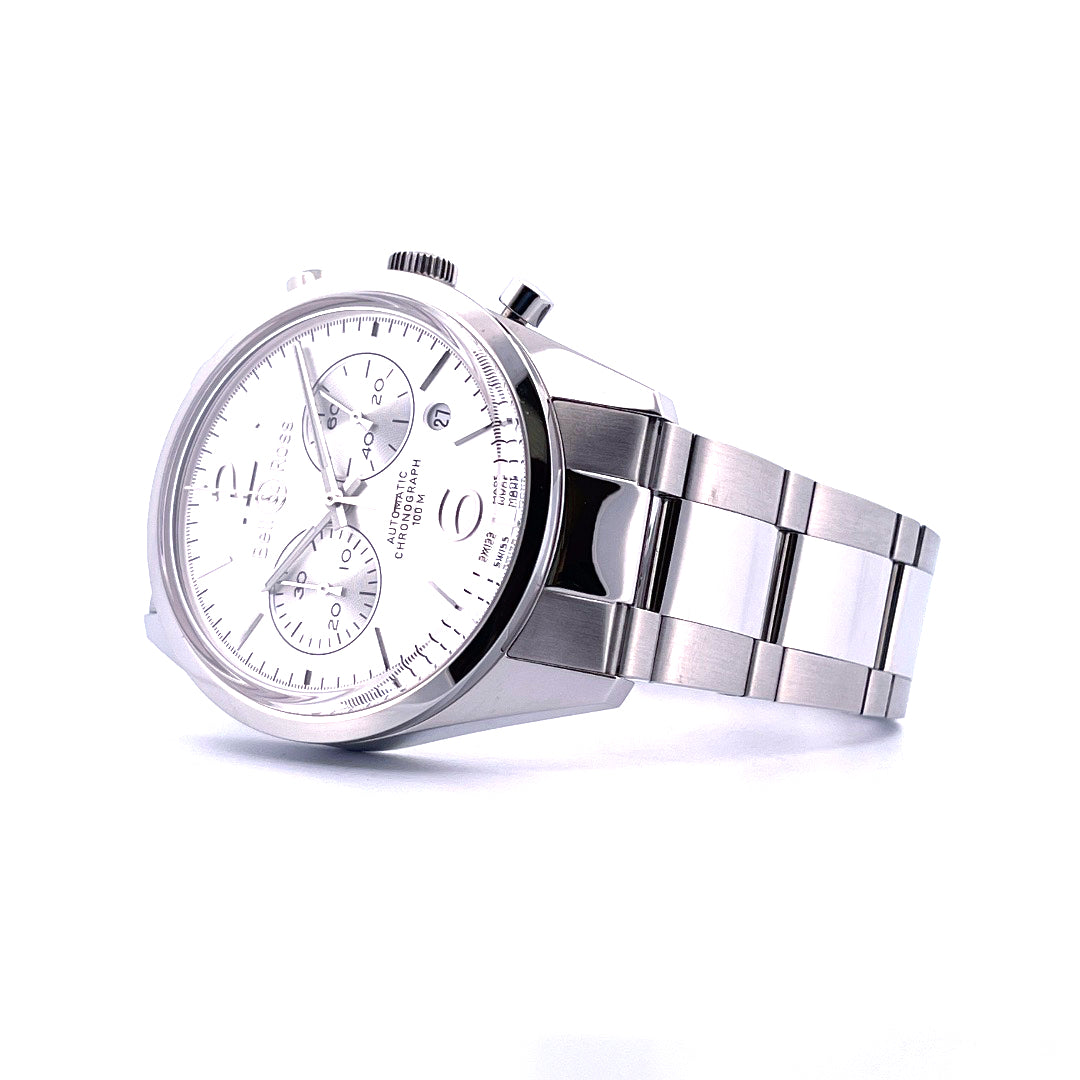 Bell & Ross Chrono Vintage mit silbernem Zifferblatt und Stahlarmband auf weißem Hintergrund