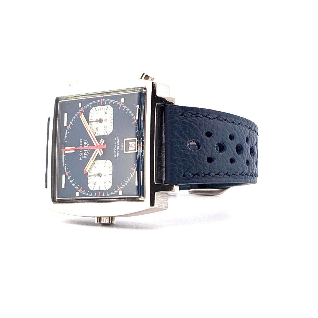 Tag Heuer Monaco Calibre 11 mit blauem Zifferblatt und perforiertem Lederarmband auf weißem Hintergrund