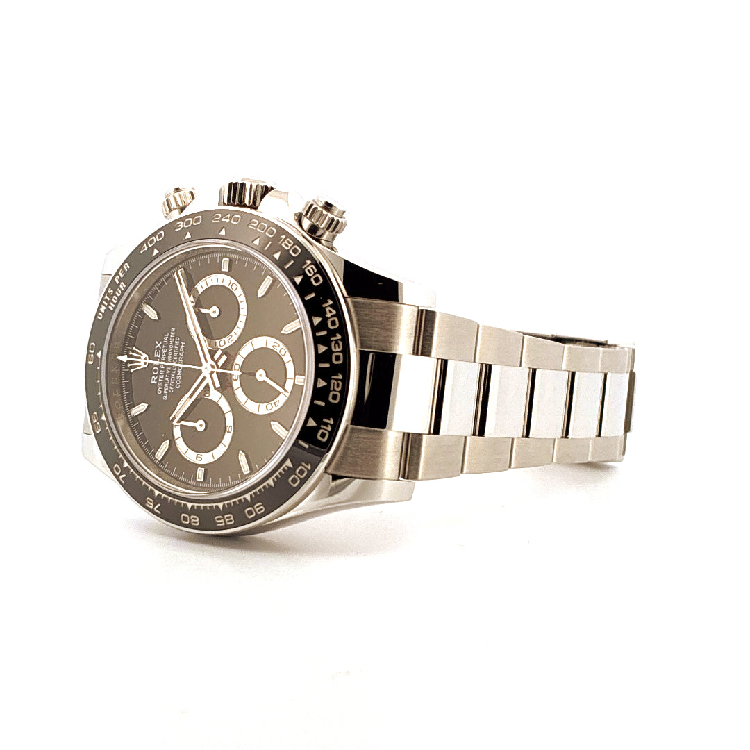Rolex Daytona 126500LN aus Edelstahl, Perspektive von links oben mit grauen Zifferblatt und silbernem Armband auf weissem Hintergrund