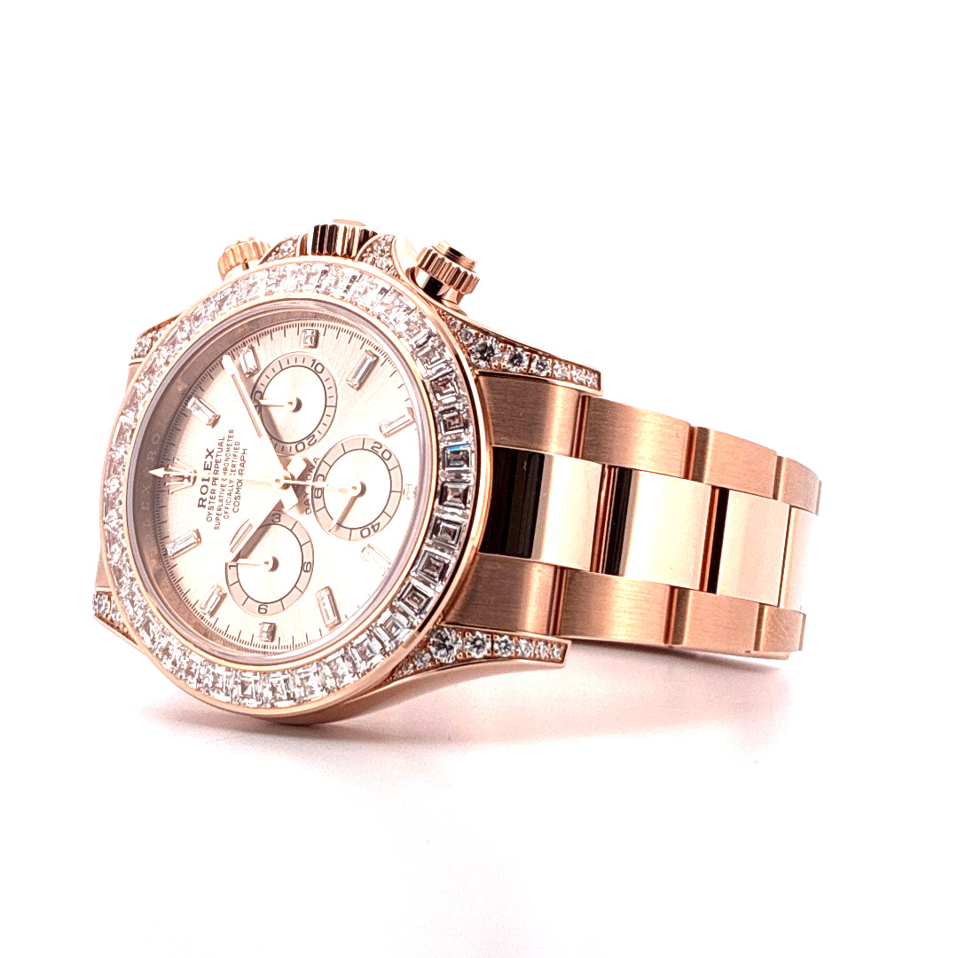 Rolex Daytona Roségold Chronograph mit Diamanten und hellem Zifferblatt im Seitenprofil