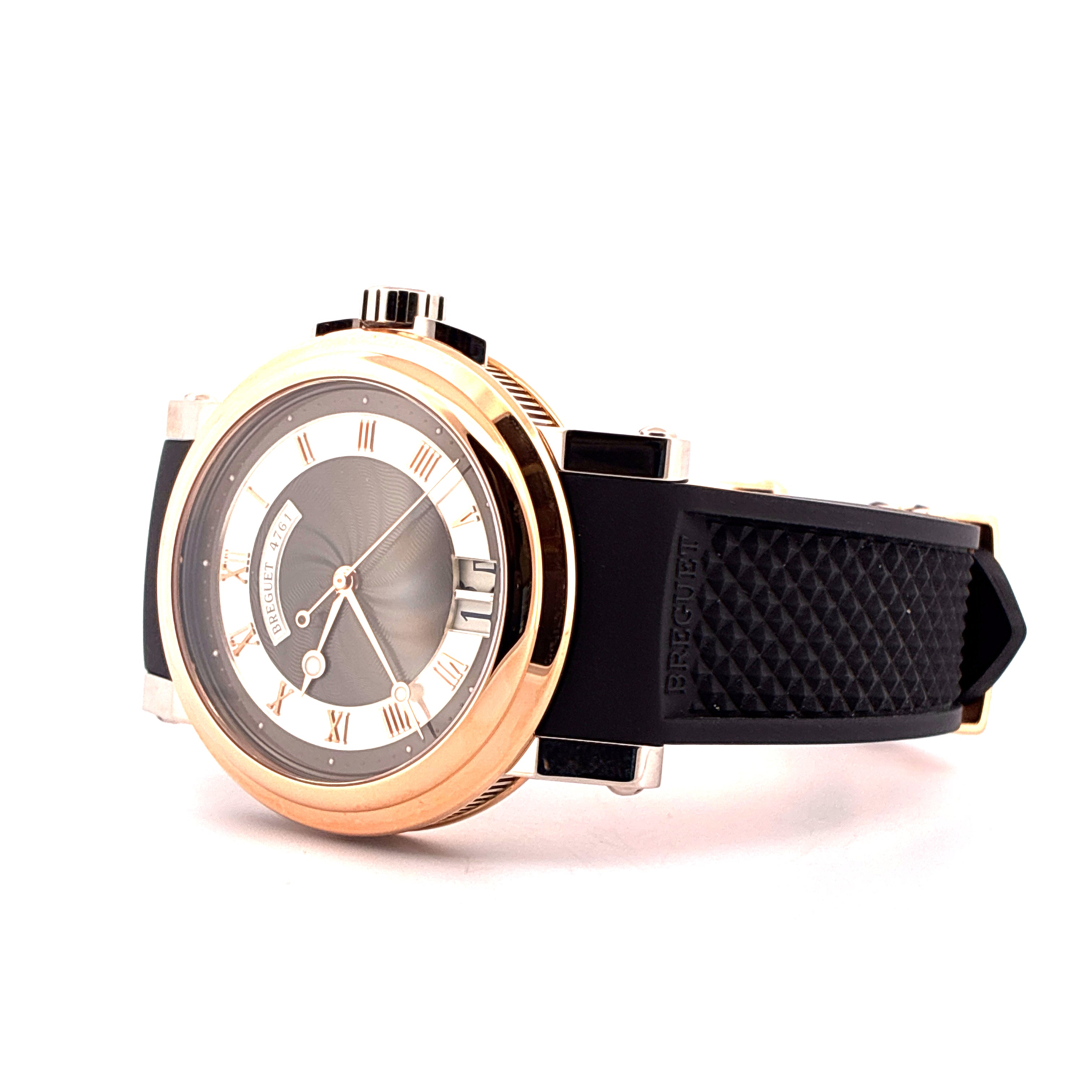 Breguet Big Date Marine aus Roségold mit grauem Zifferblatt und schwarzem Kautschukarmband