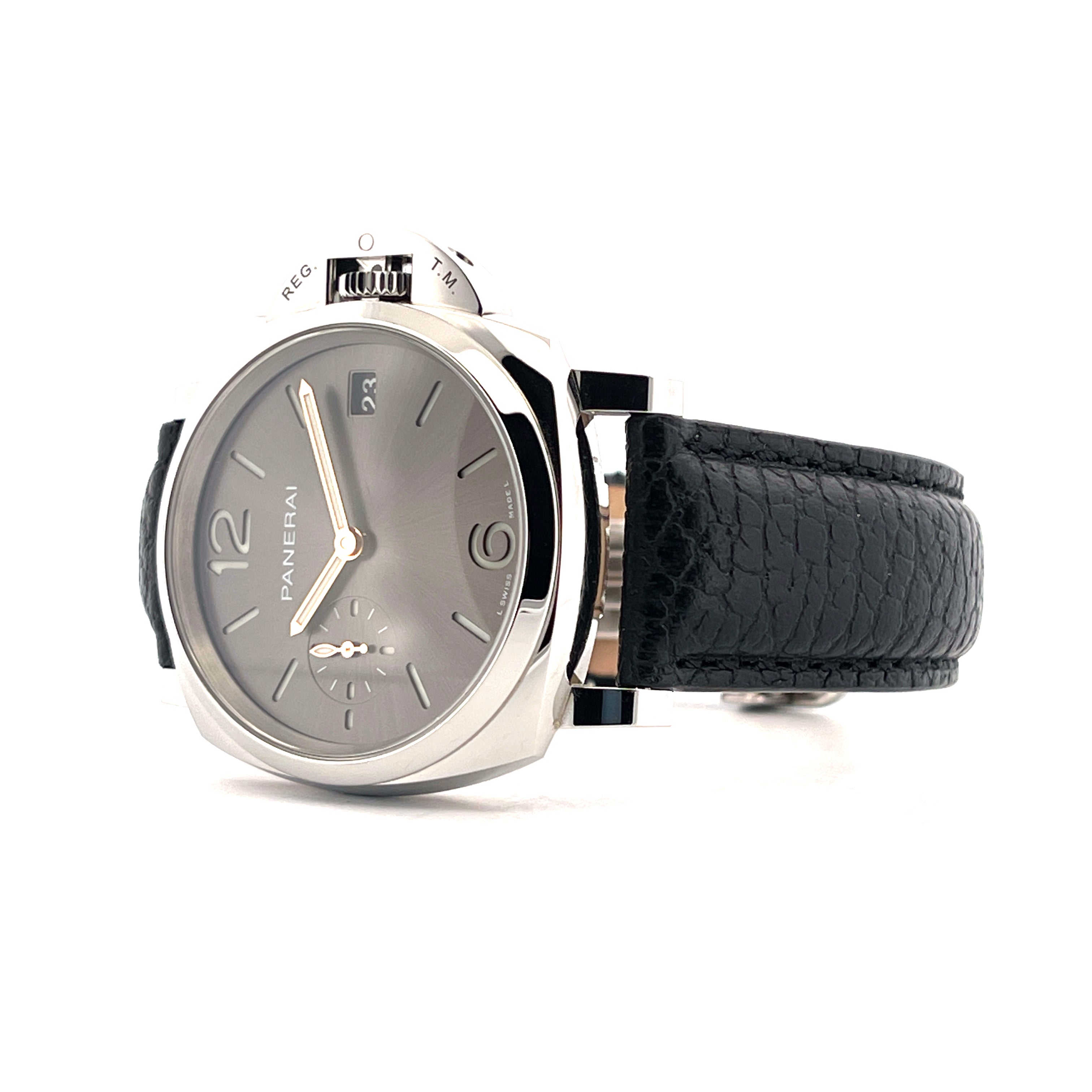 Panerai Luminor Due 38mm im Profil mit schwarzem Lederarmband und grauem Zifferblatt