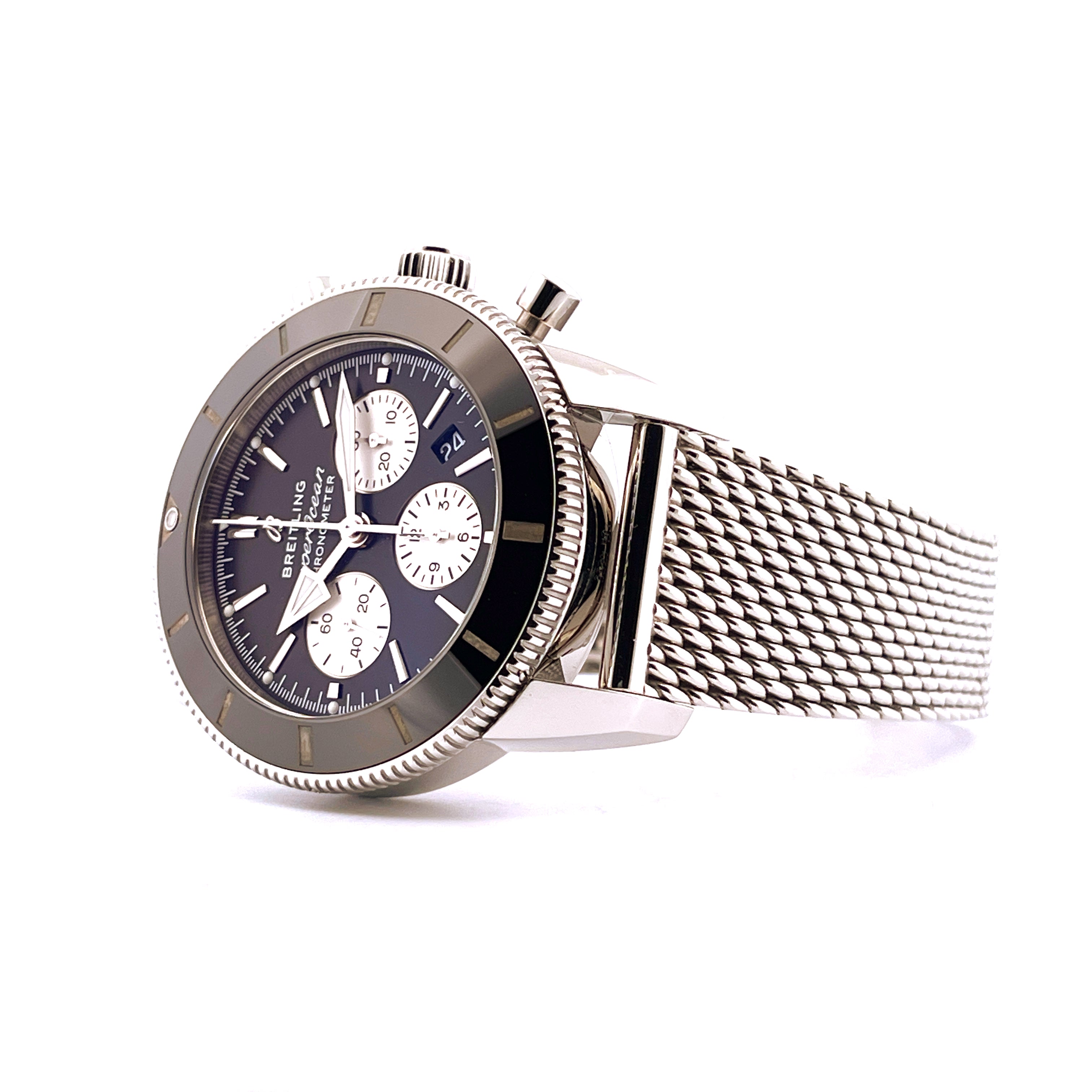 Breitling Superocean Héritage II B01 Chronograph 44 mm Stahl mit Mesh-Band im Profil auf weißem Hintergrund