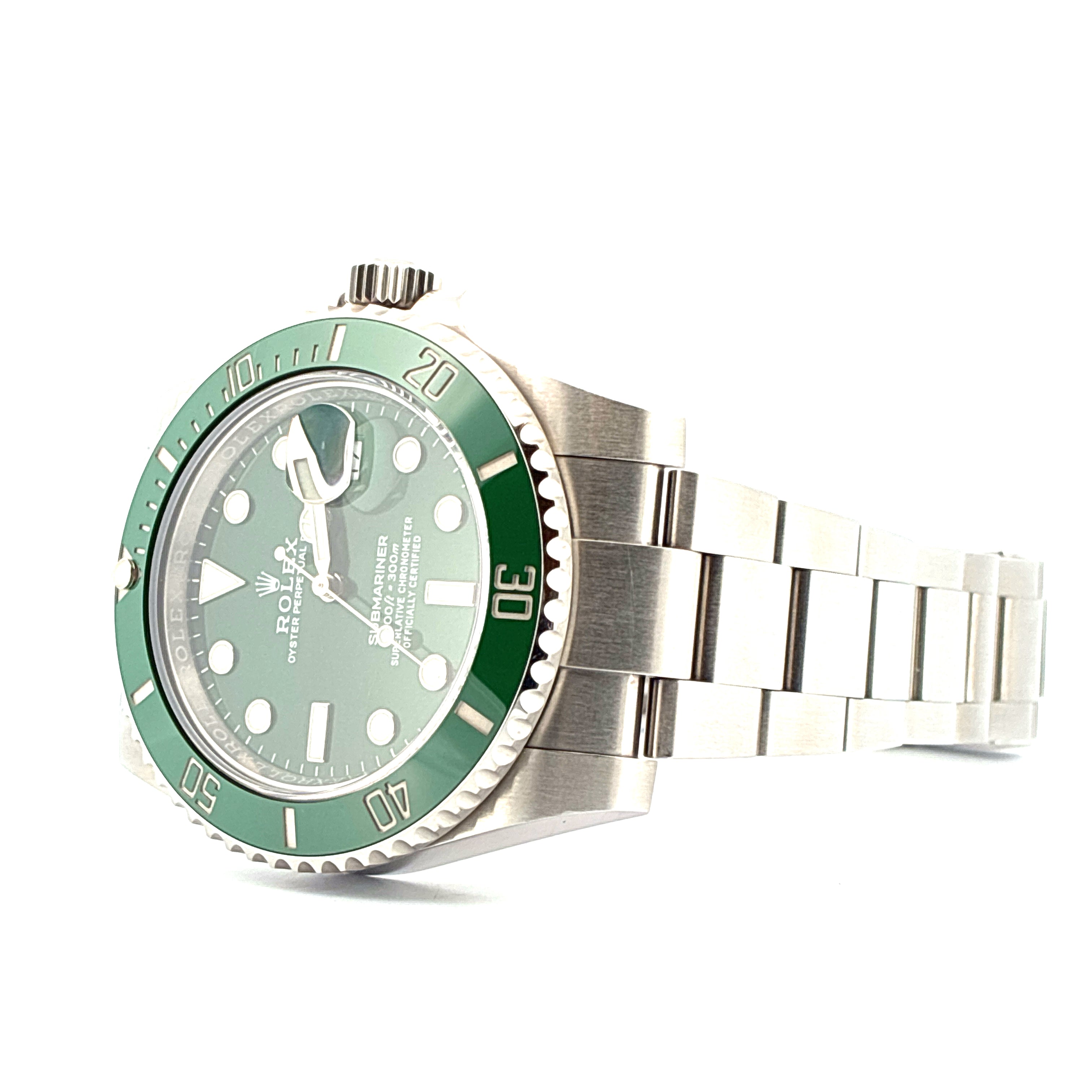 Rolex Submariner Hulk im Dreiviertelprofil auf weißem Hintergrund