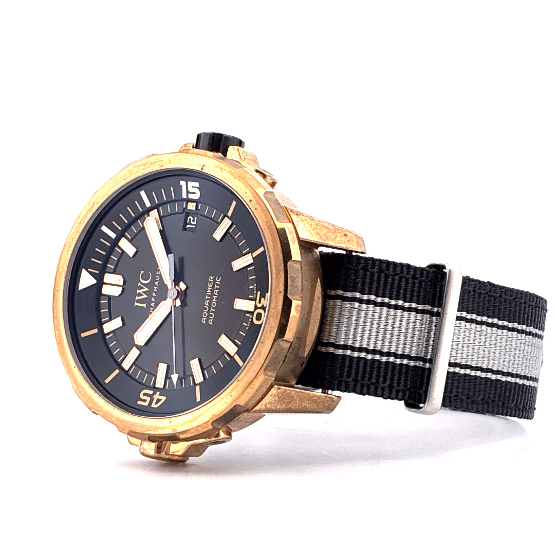 IWC Aquatimer Automatic Limited Edition Uhr in Bronze mit schwarzem Zifferblatt und NATO-Armband, Seitenansicht, weißer Hintergrund