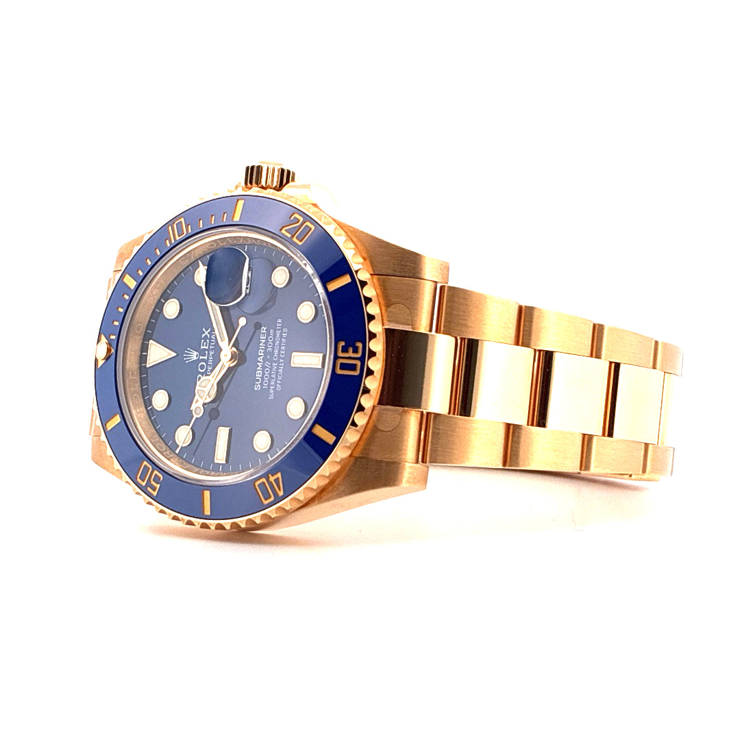 Rolex Submariner Date Gelbgold Blau Automatik 41mm 2024 Ungetragen auf weißem Hintergrund