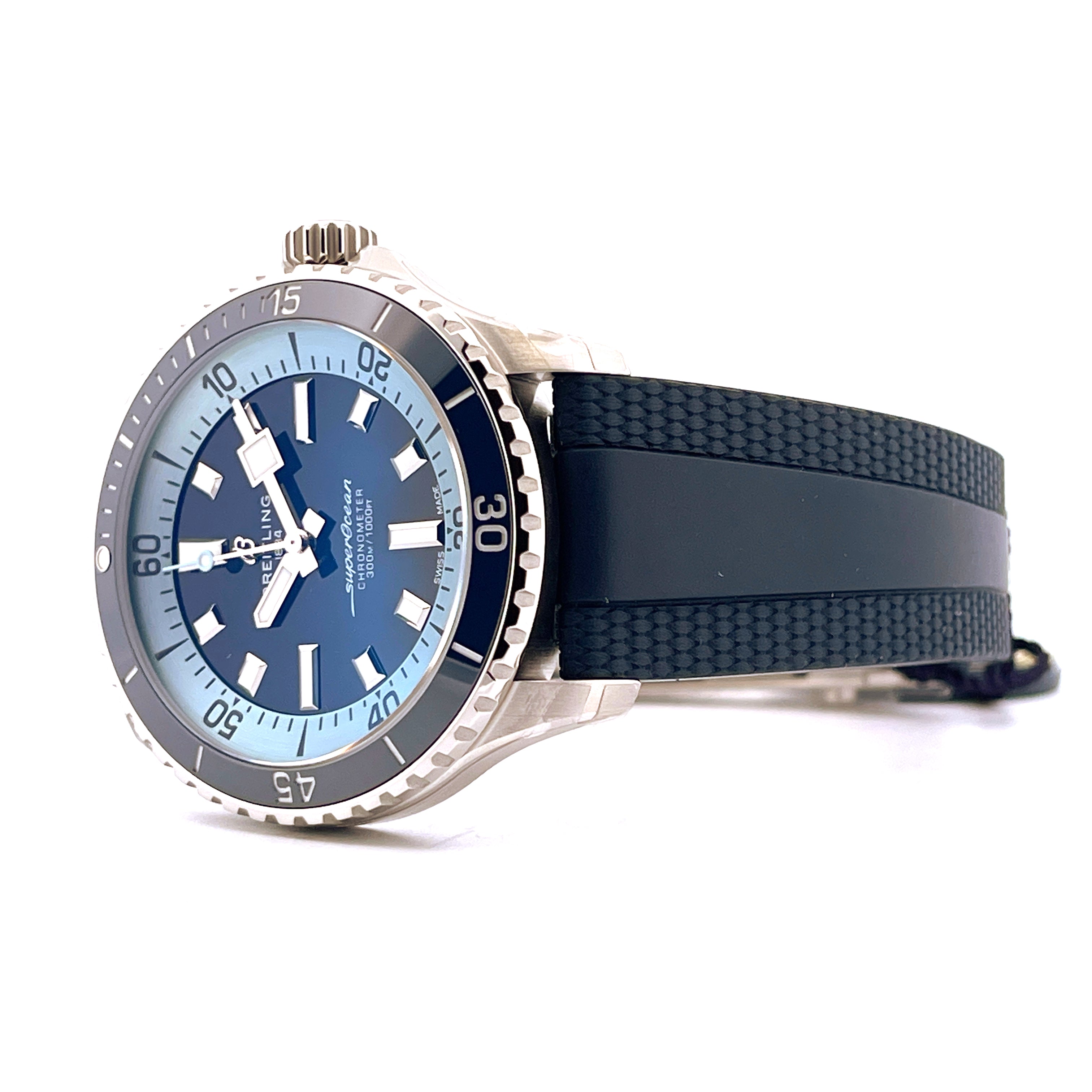 Breitling Superocean Automatic 42 Sylt Edition mit blauem Zifferblatt und schwarzem Kautschukband im Profil
