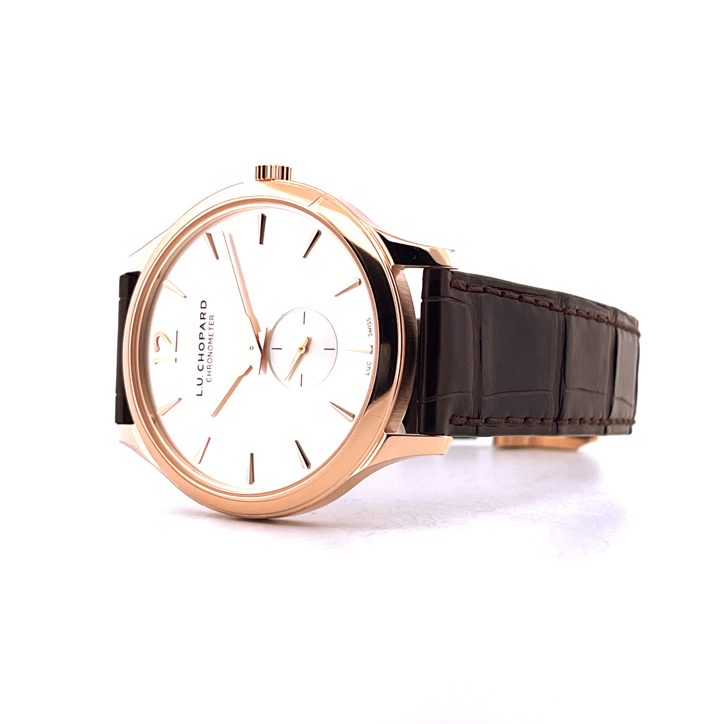 Chopard XPS L.U.C Roségold Uhr auf weißem Hintergrund mit braunem Lederarmband