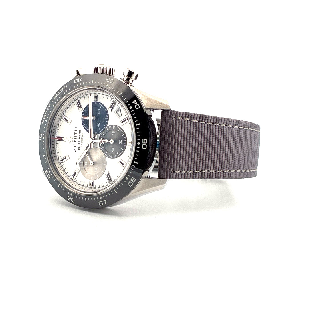 Zenith Chronomaster Sport 41 mm Edelstahl Automatik am grauen Textilband von rechts seitlich auf weißem Hintergrund