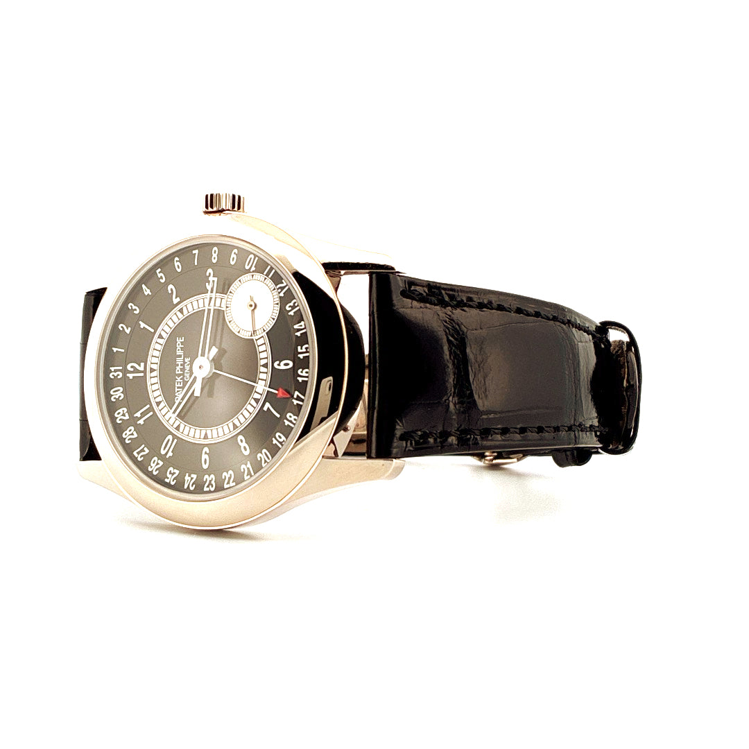 Patek Philippe Calatrava Weißgold Armbanduhr mit grauem Zifferblatt und schwarzem Lederarmband Nahaufnahme auf weißem Hint…