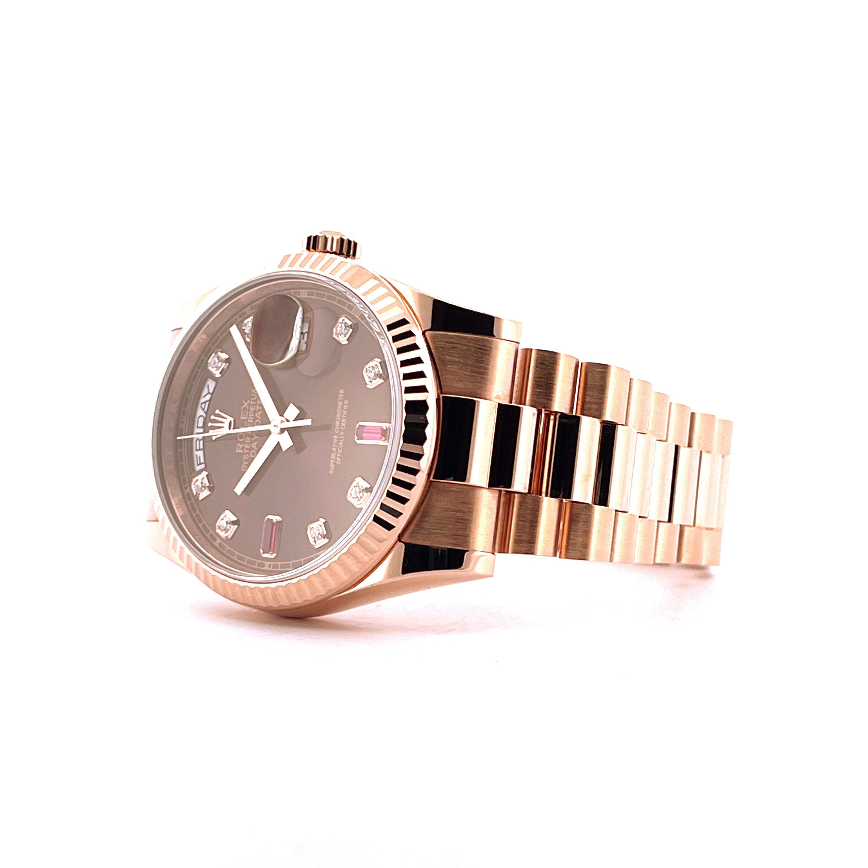 Rolex Day-Date 36 Chocolate Ruby Diamond aus Roségold mit Diamanten auf Zifferblatt im Seitenprofil